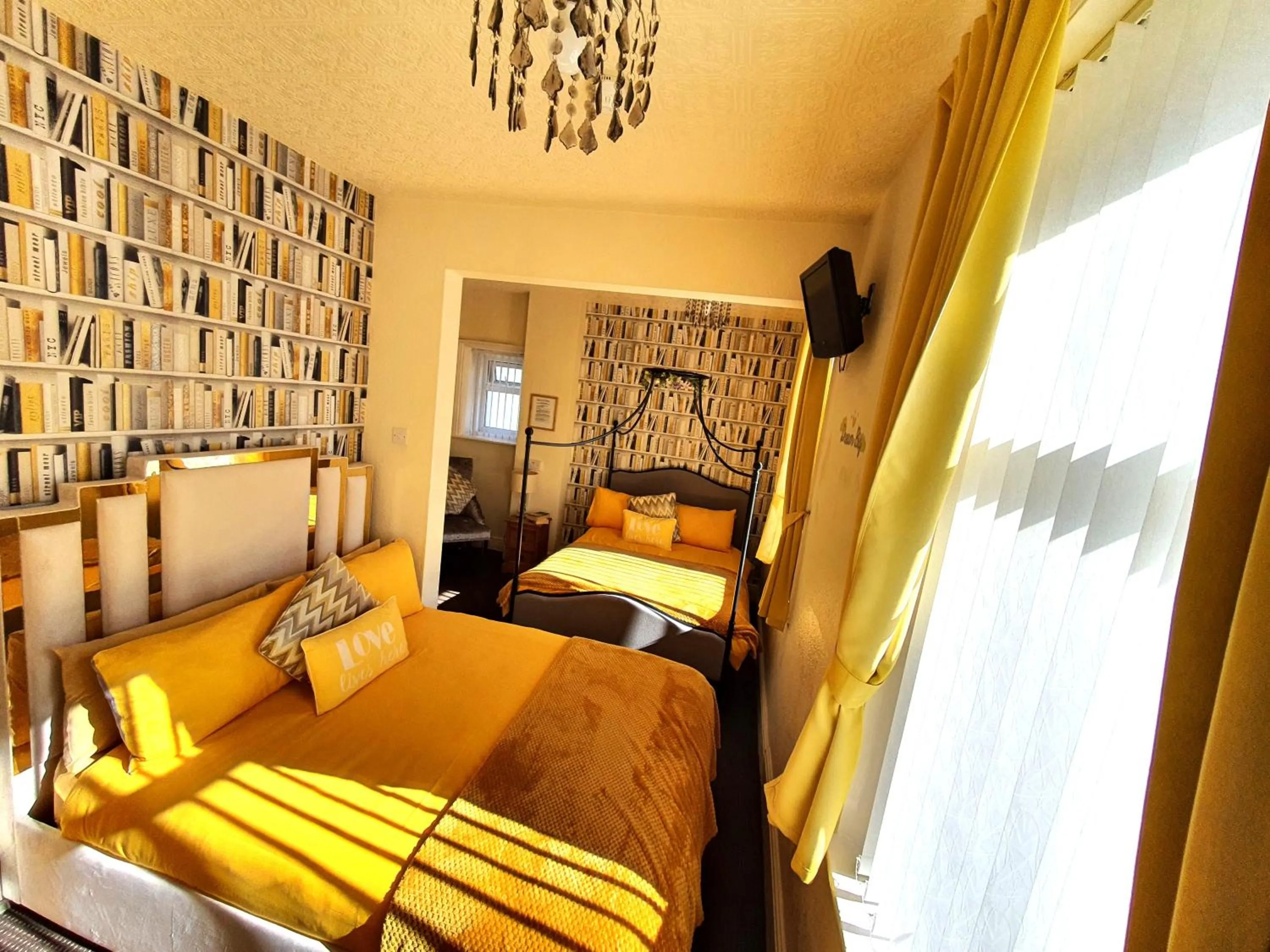 Bedroom, Bed in Windsor House Hotel