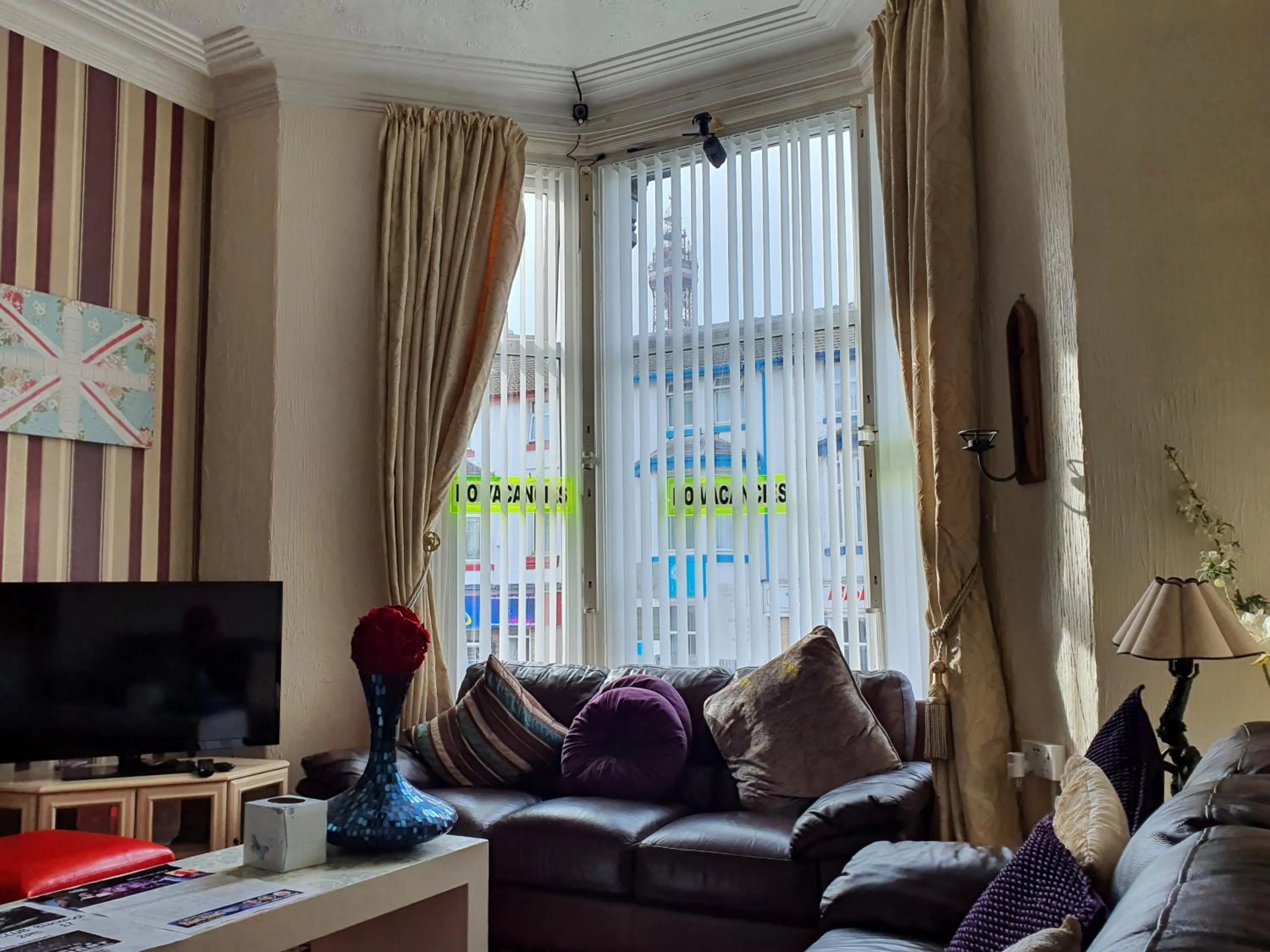 Communal lounge/ TV room in Windsor House Hotel