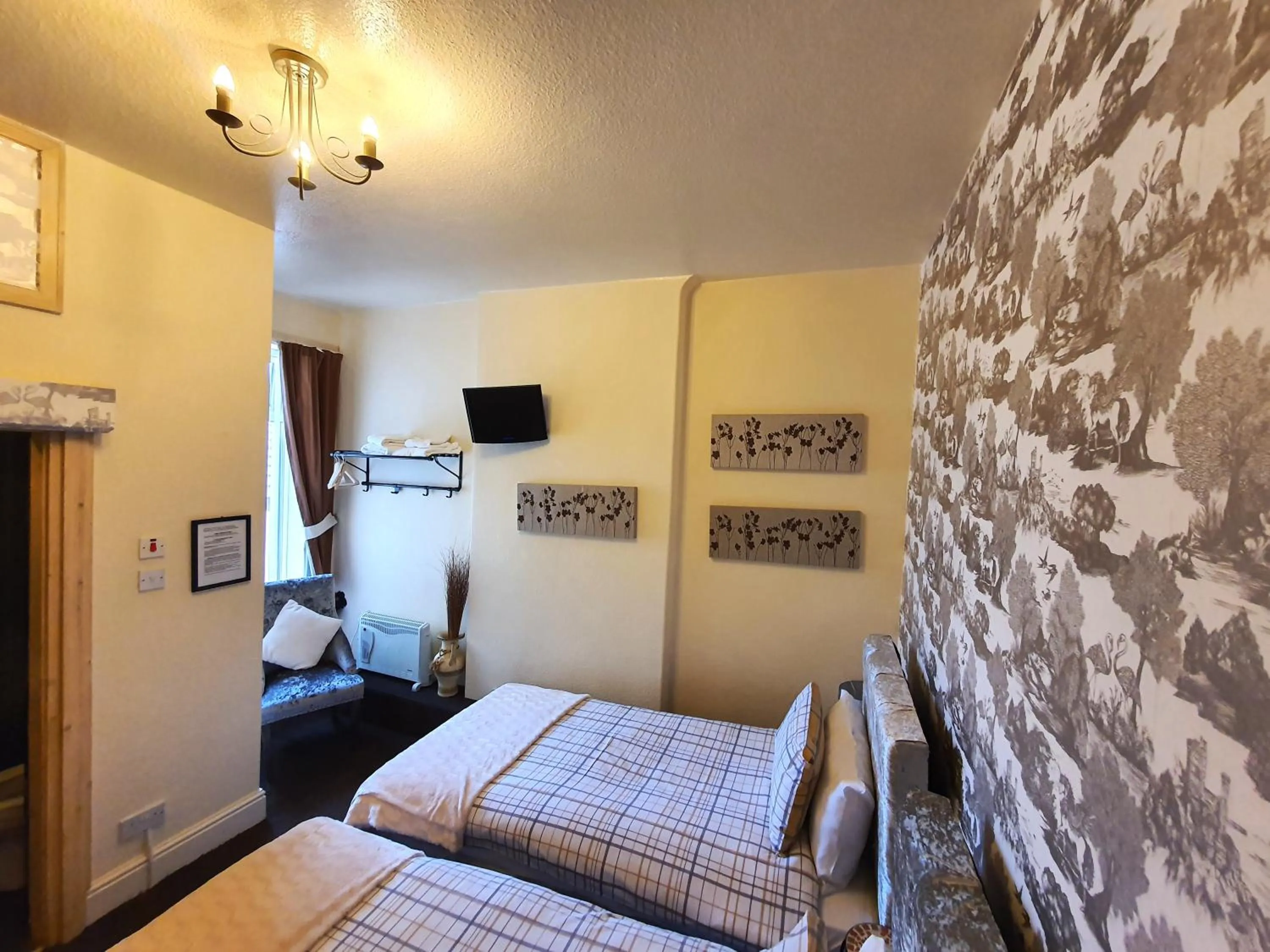 Bedroom, Bed in Windsor House Hotel