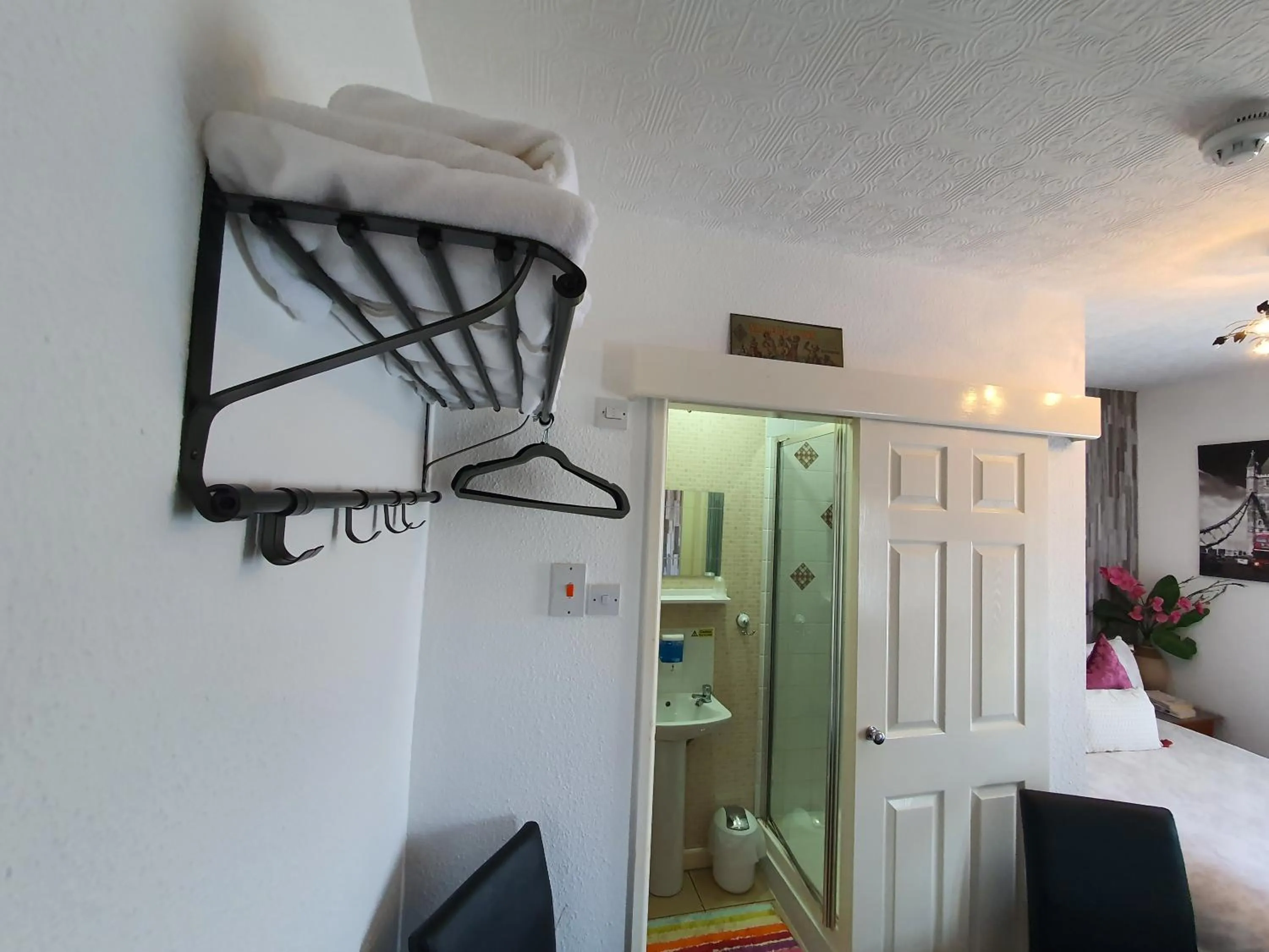 Bedroom, Bed in Windsor House Hotel