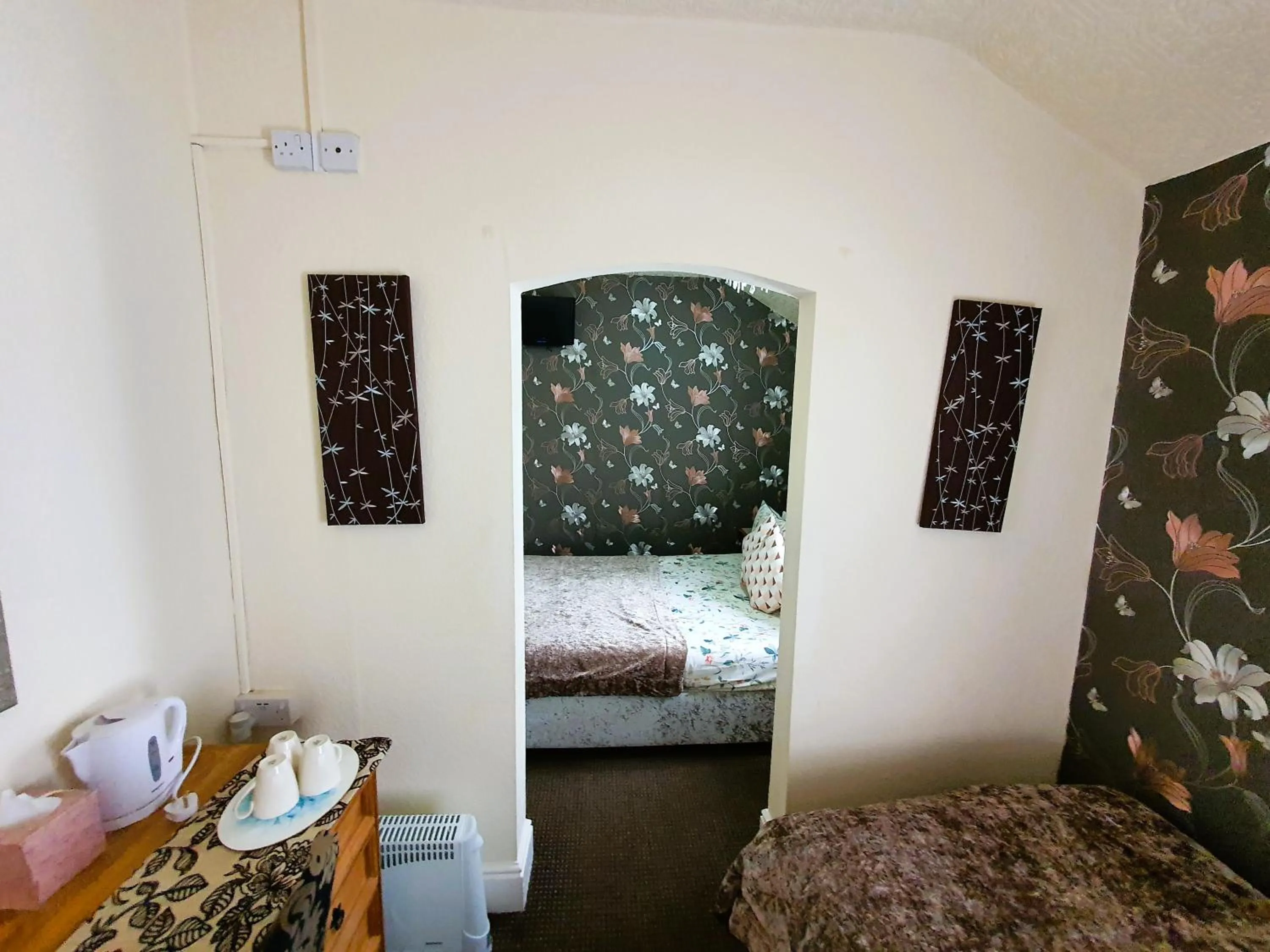 Bedroom, Bed in Windsor House Hotel