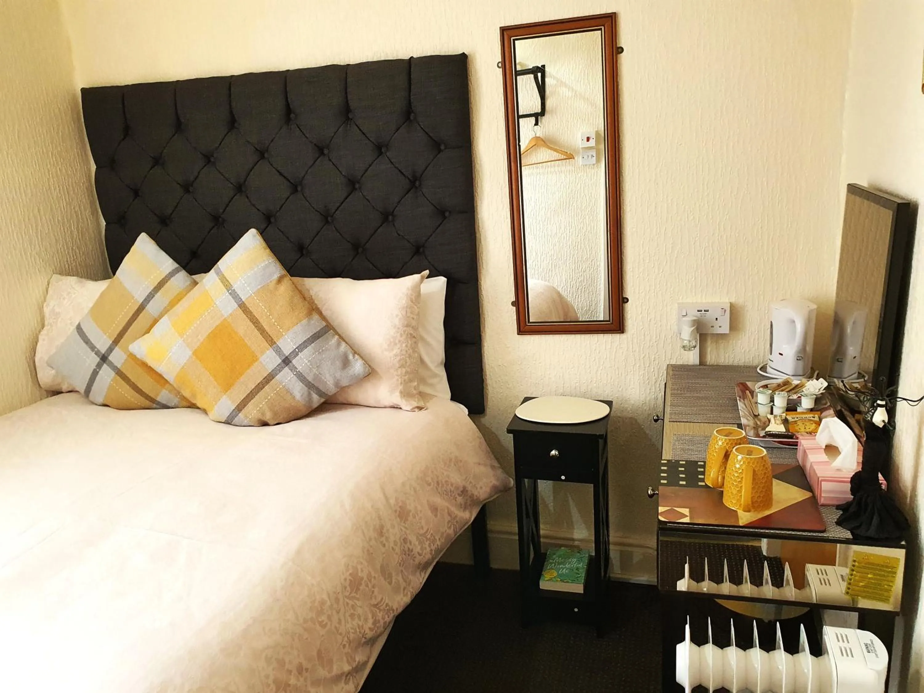 Bedroom, Bed in Windsor House Hotel