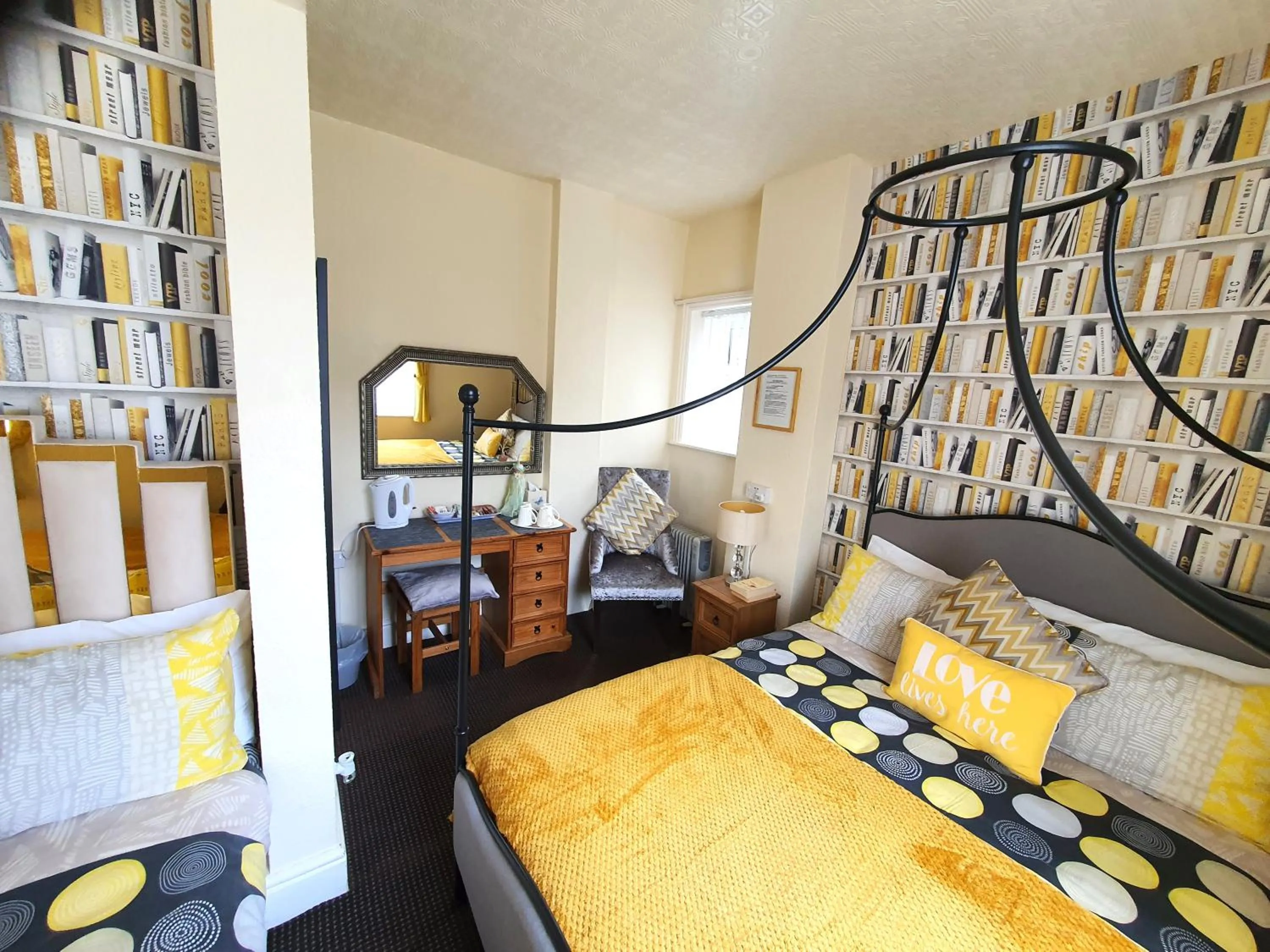 Bedroom, Bed in Windsor House Hotel