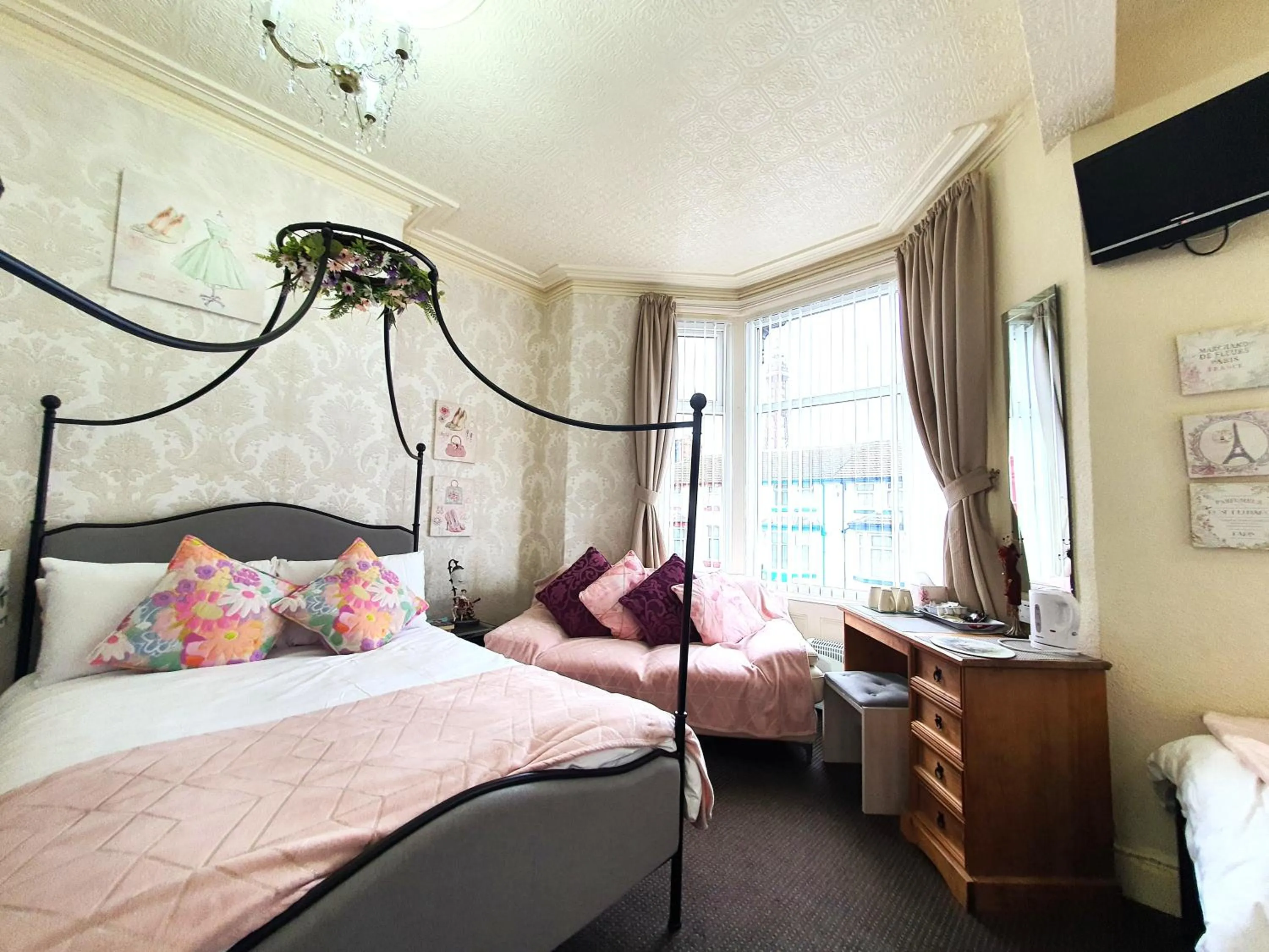 Bedroom, Bed in Windsor House Hotel