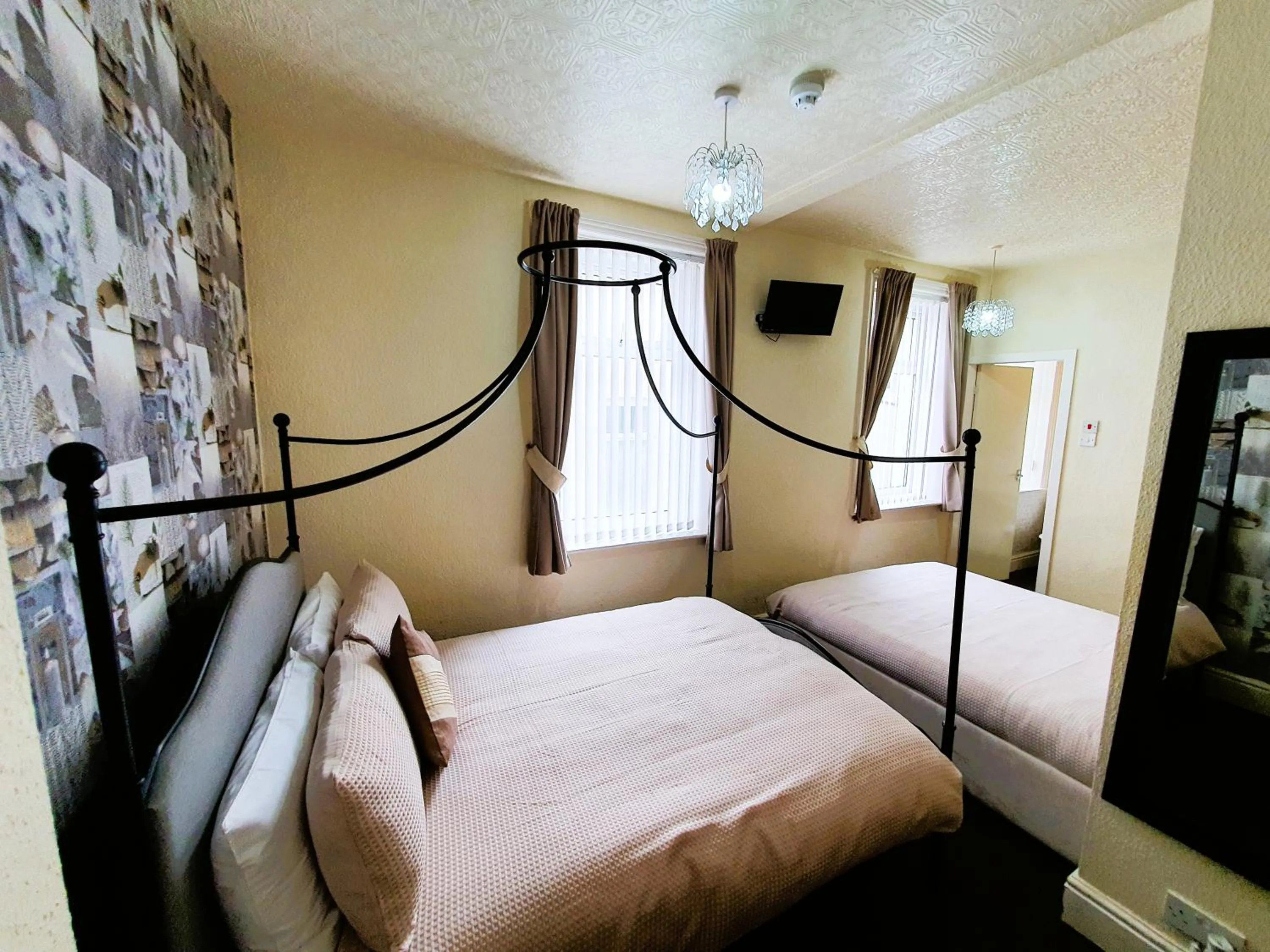 Bedroom, Bed in Windsor House Hotel