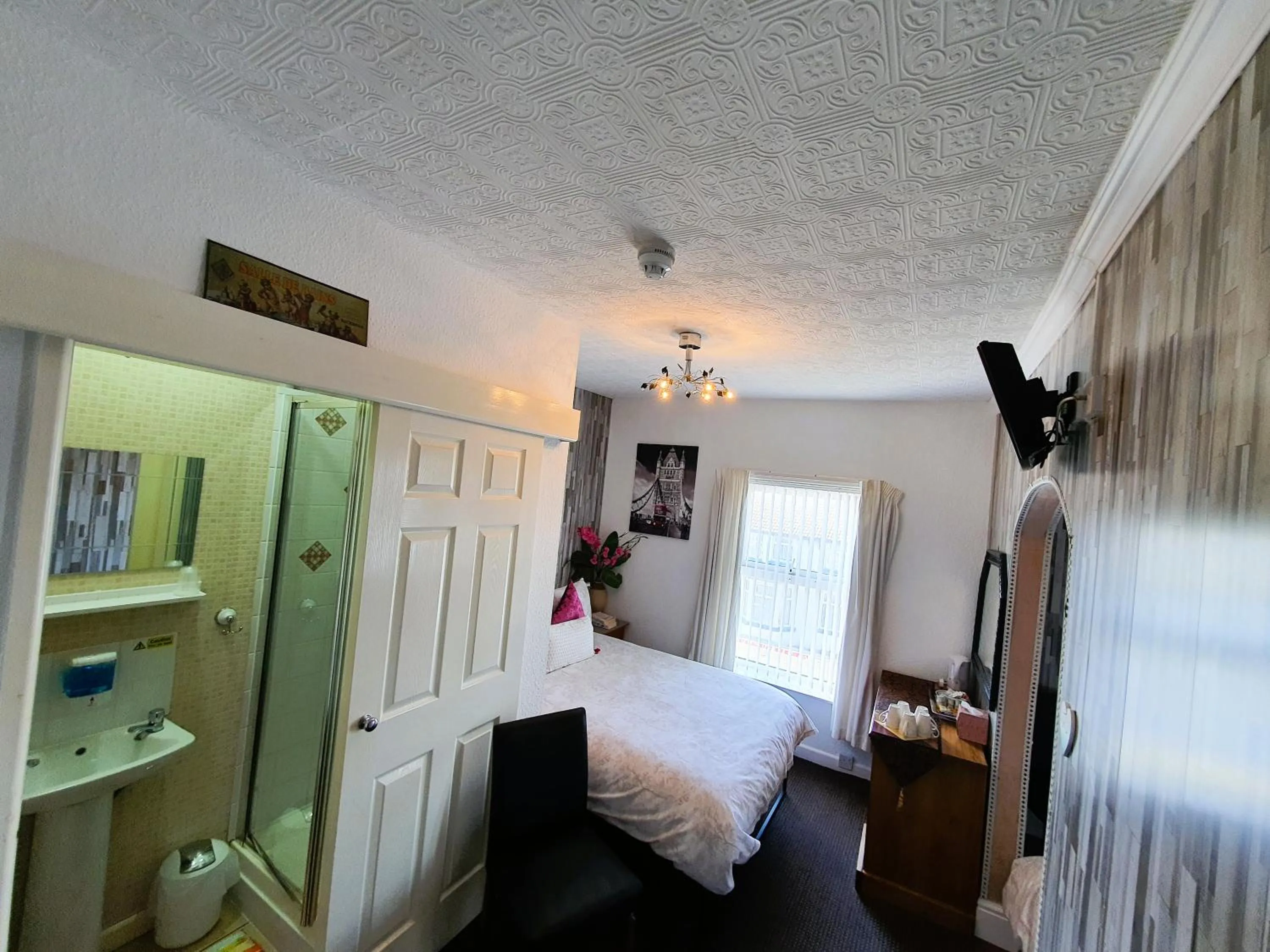 Bedroom, Bed in Windsor House Hotel