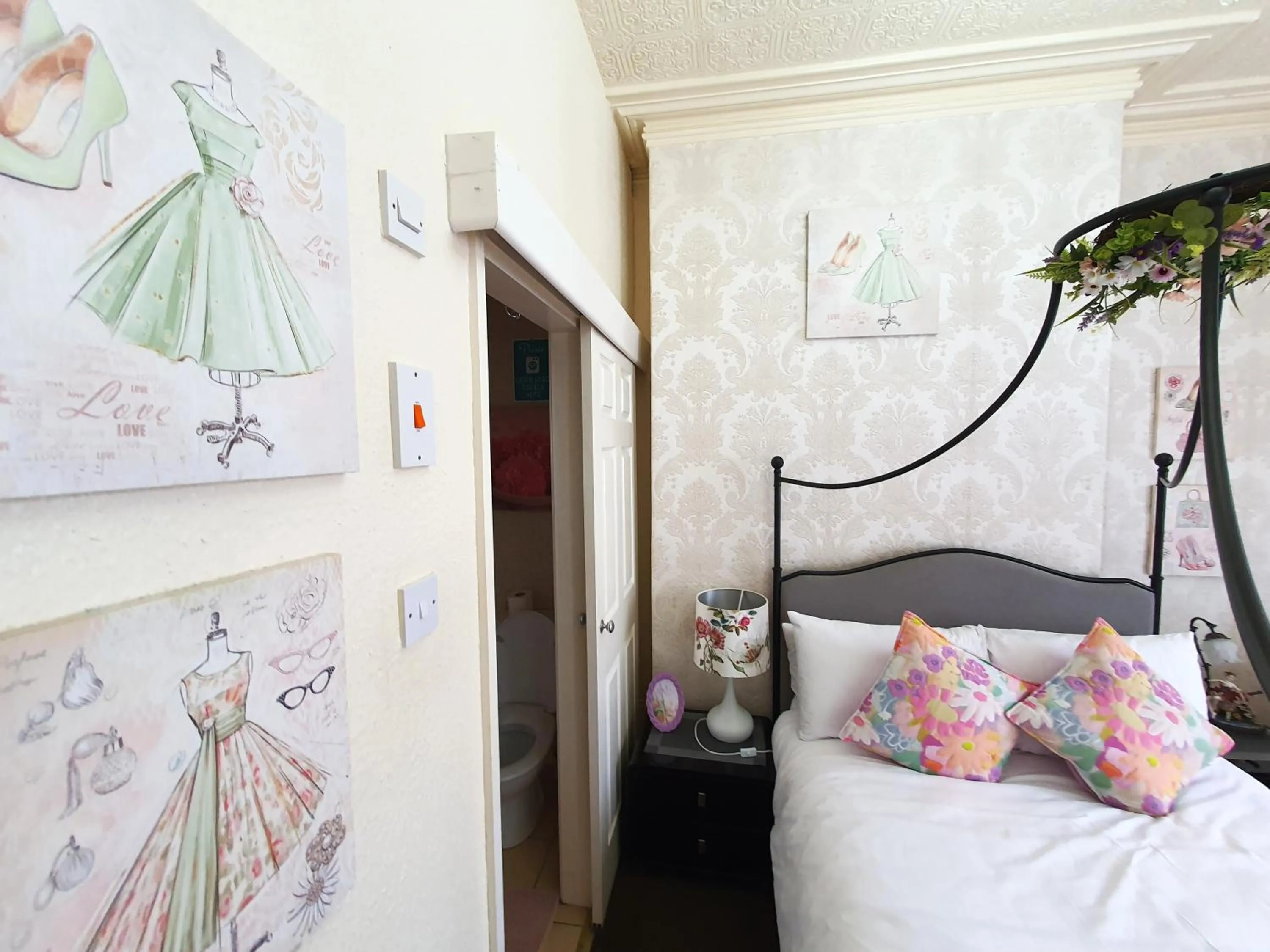 Bedroom, Bed in Windsor House Hotel