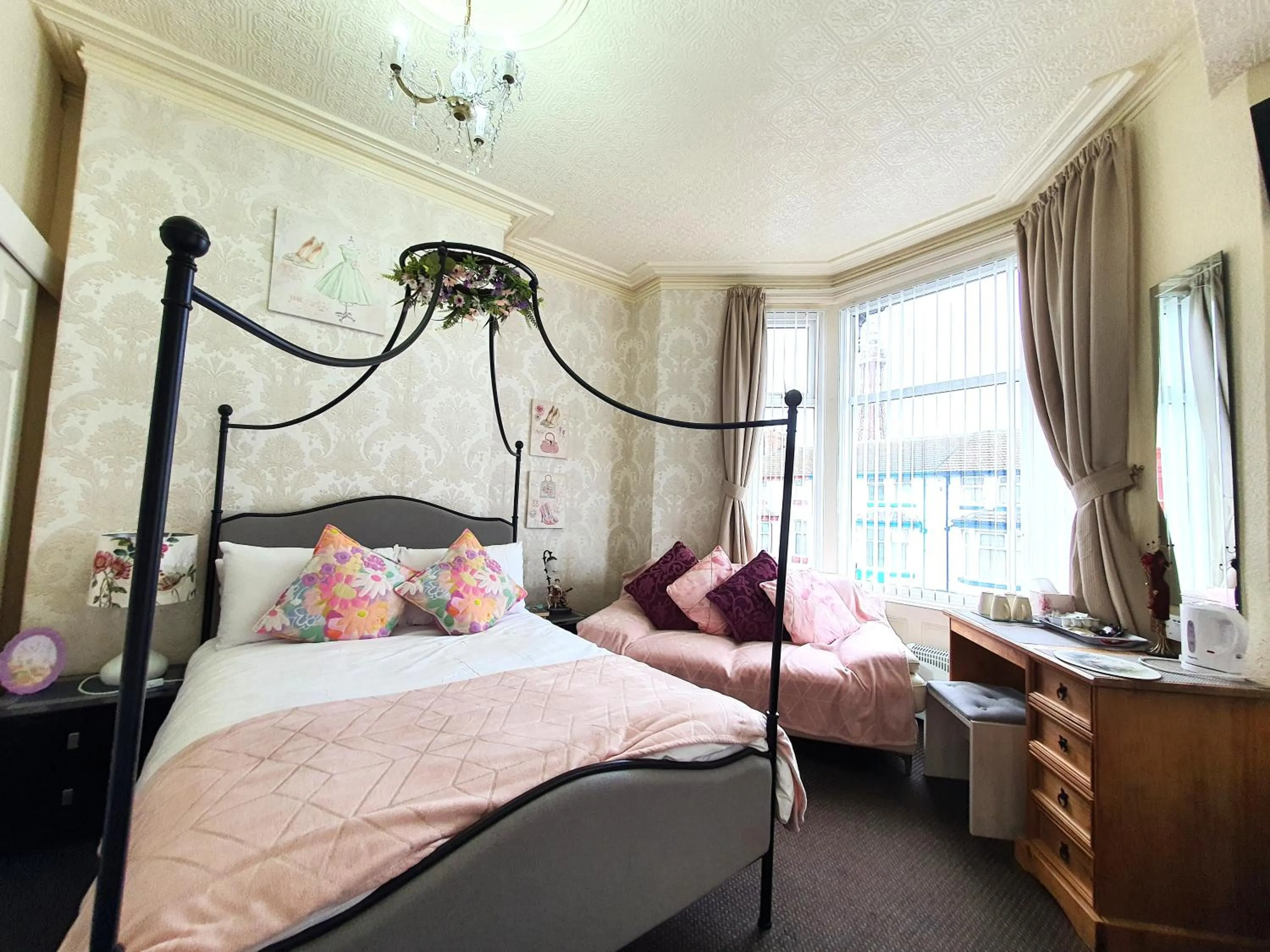 Dining area, Bed in Windsor House Hotel