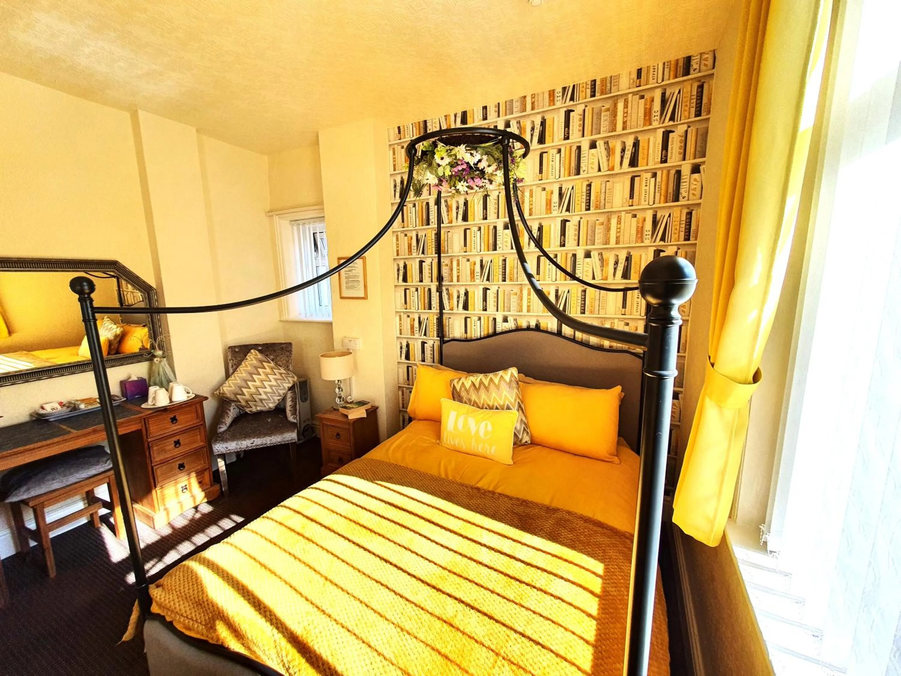 Bedroom, Bed in Windsor House Hotel