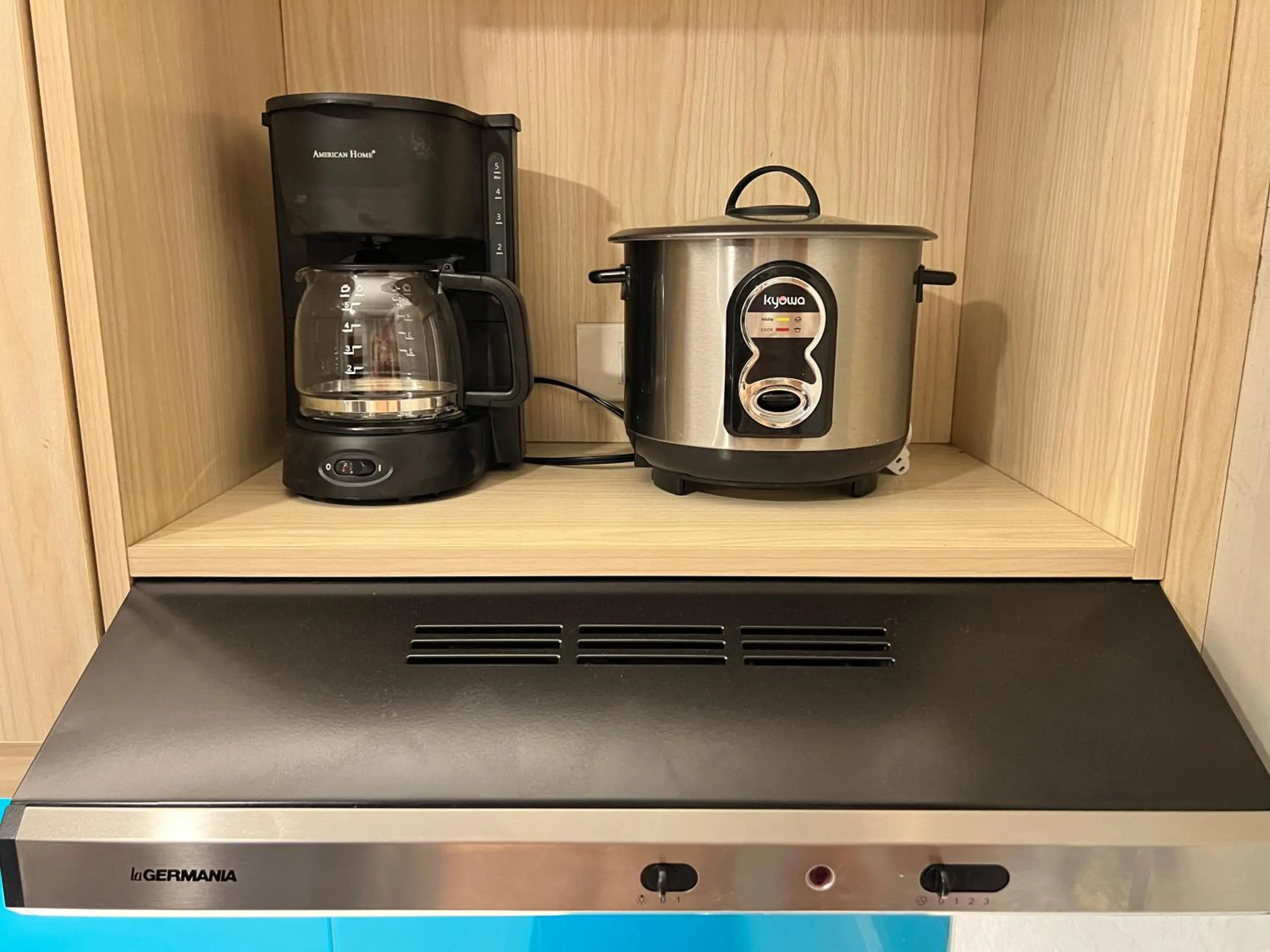 Coffee/tea facilities in Cozy Spacious Hotel Type Condo with Smart TV and WiFi