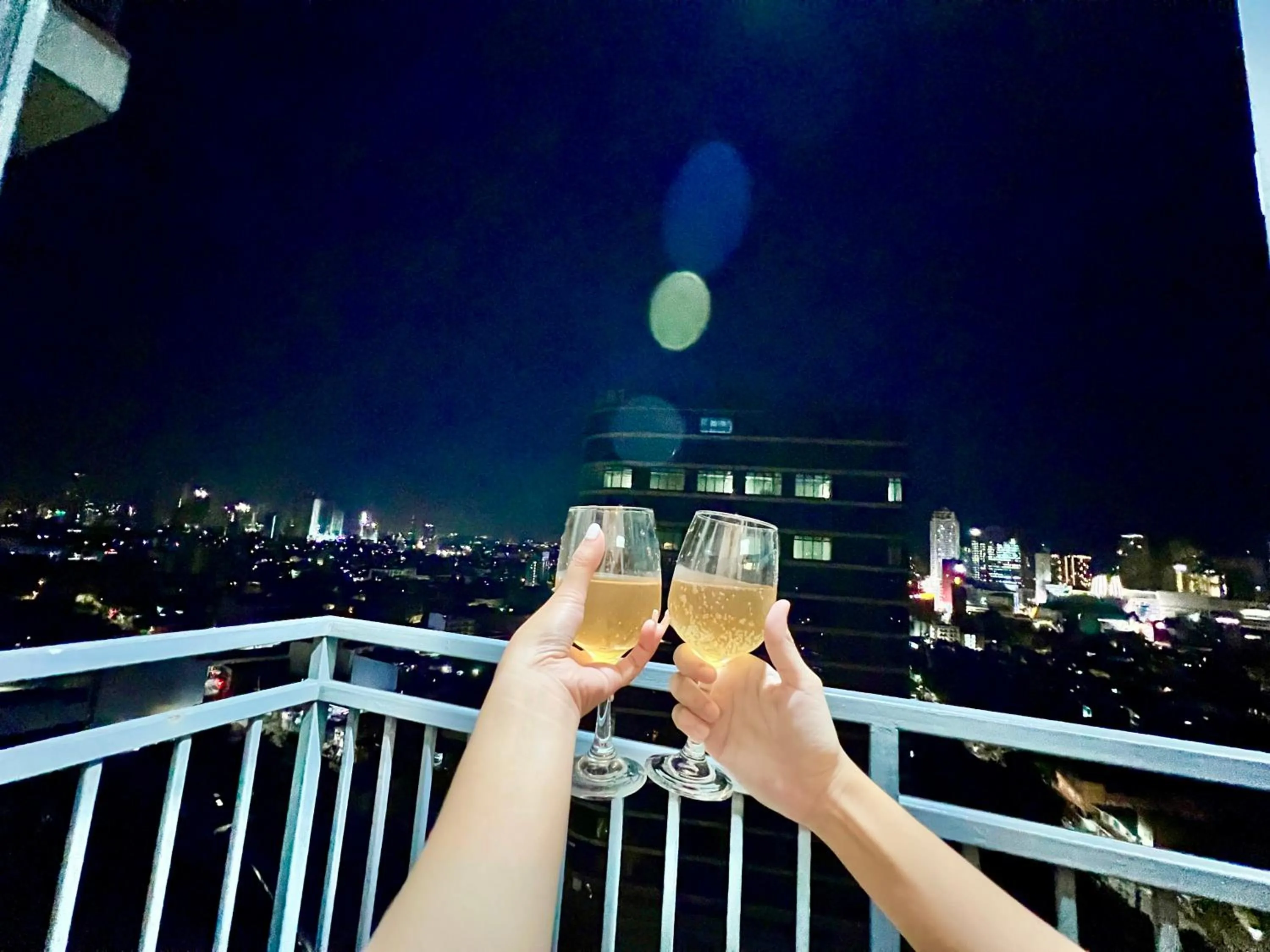 Night in Cozy Spacious Hotel Type Condo with Smart TV and WiFi