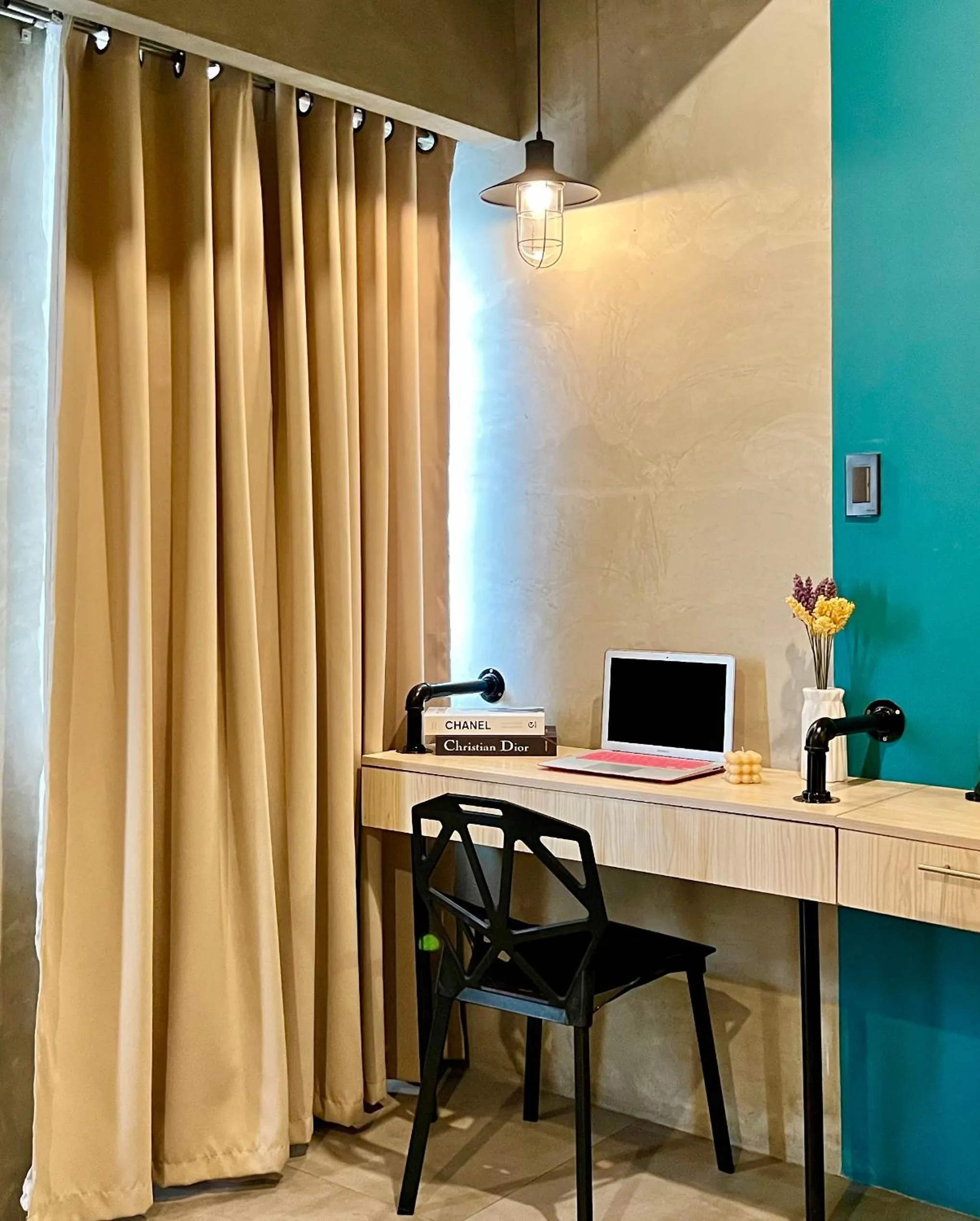 hair dresser in Cozy Spacious Hotel Type Condo with Smart TV and WiFi