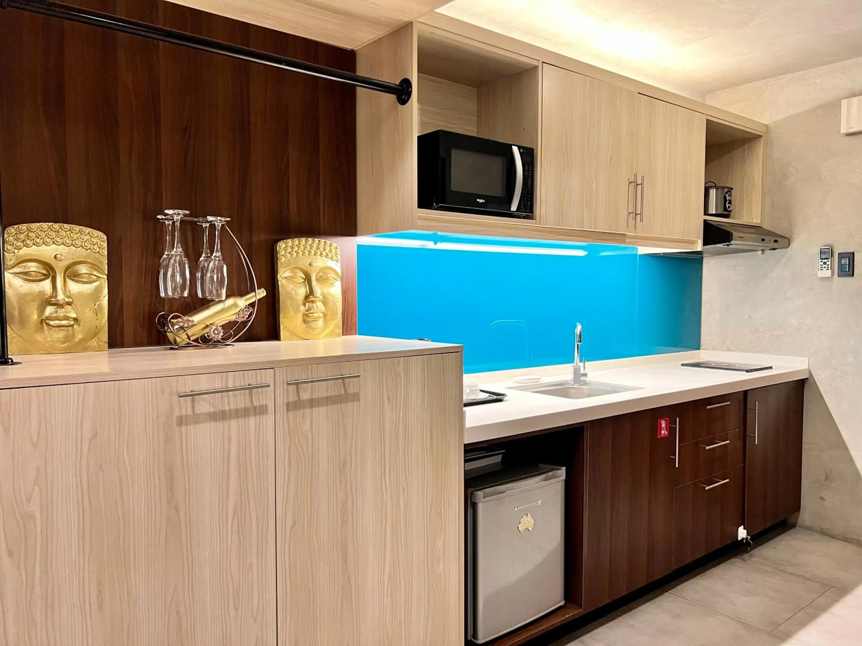 Kitchen or kitchenette in Cozy Spacious Hotel Type Condo with Smart TV and WiFi