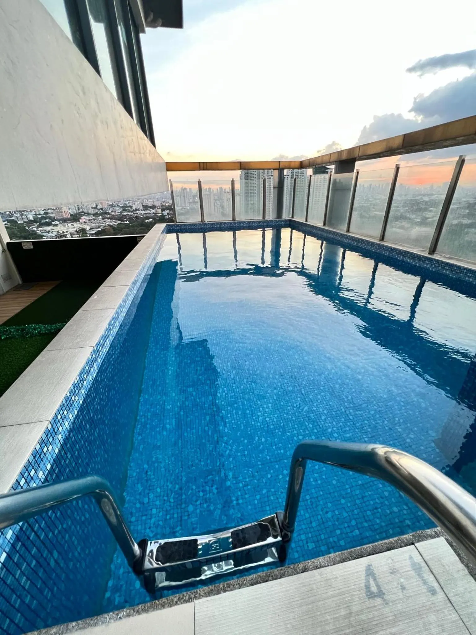 Swimming pool in Cozy Spacious Hotel Type Condo with Smart TV and WiFi