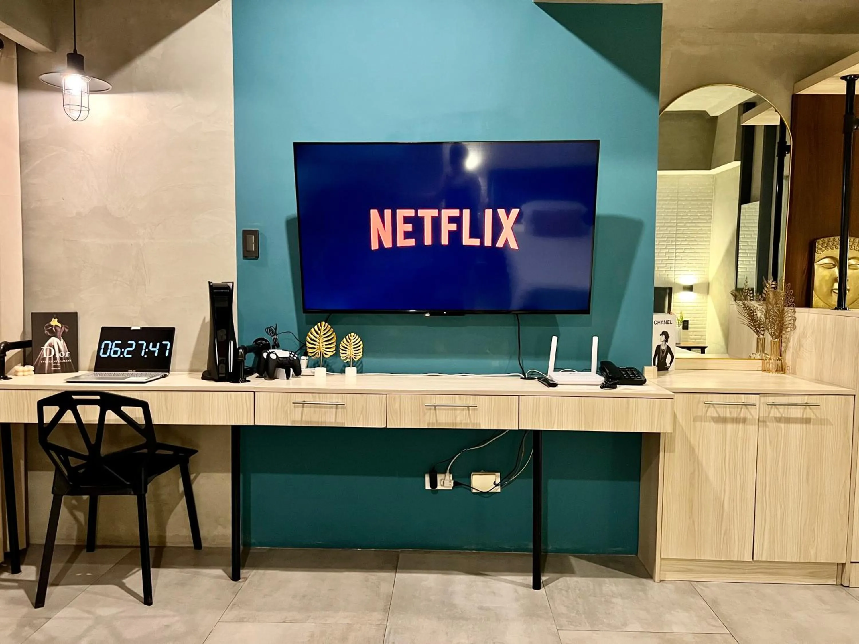 TV and multimedia in Cozy Spacious Hotel Type Condo with Smart TV and WiFi