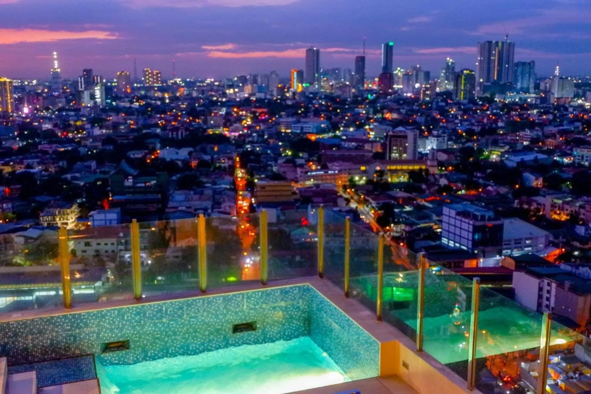 Night in Cozy Spacious Hotel Type Condo with Smart TV and WiFi