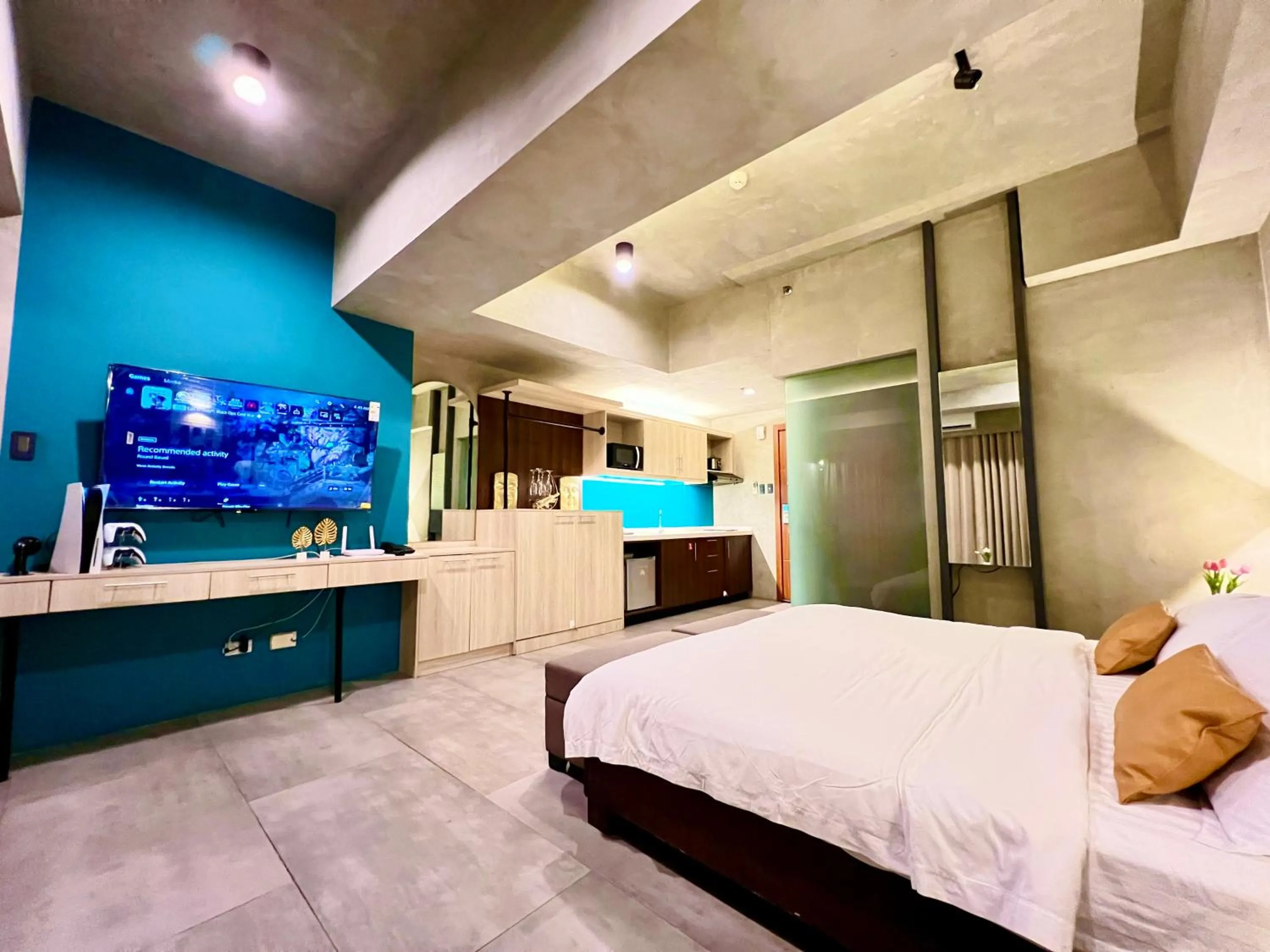 Bed in Cozy Spacious Hotel Type Condo with Smart TV and WiFi