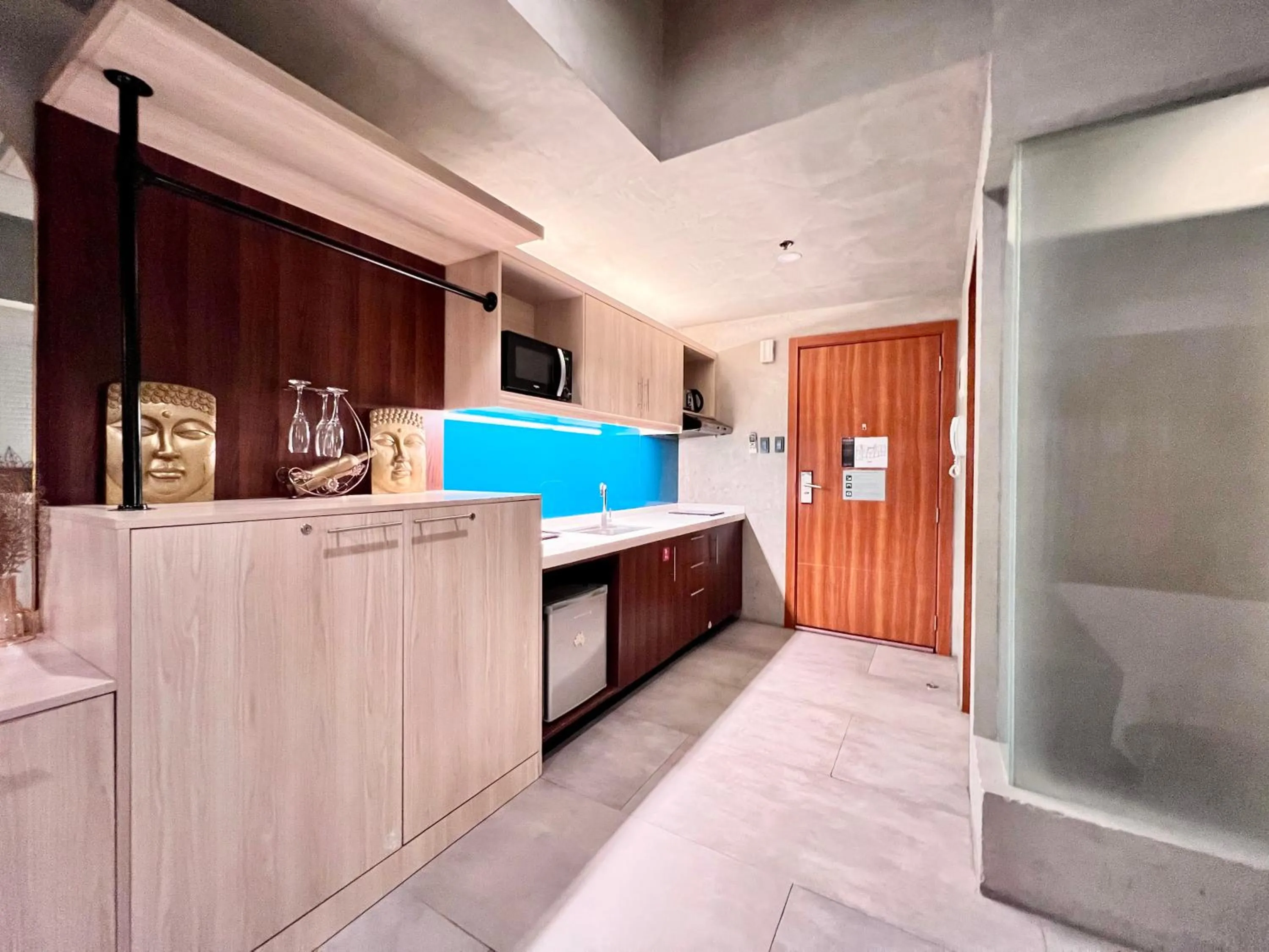 Kitchen or kitchenette in Cozy Spacious Hotel Type Condo with Smart TV and WiFi