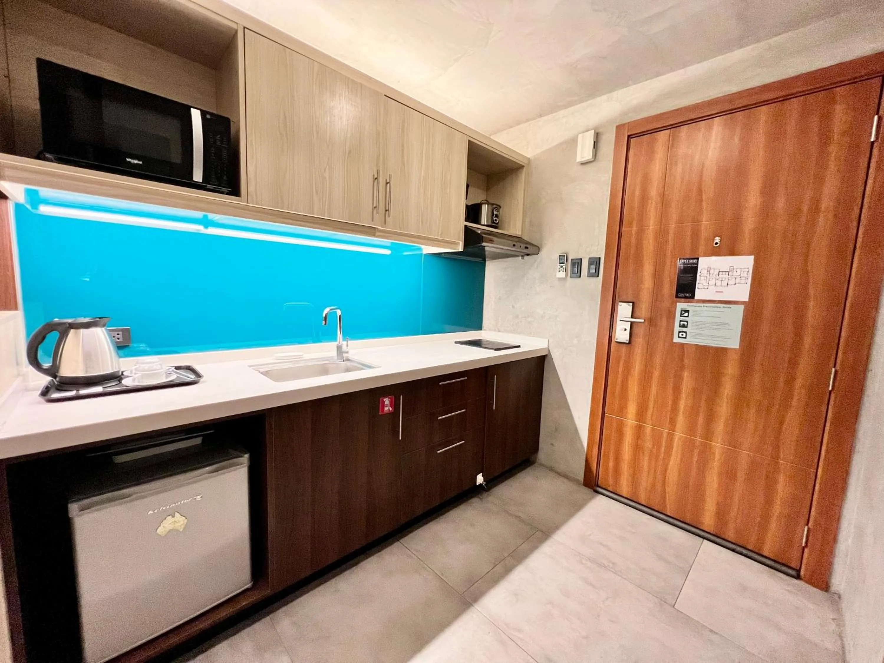 Kitchen or kitchenette in Cozy Spacious Hotel Type Condo with Smart TV and WiFi