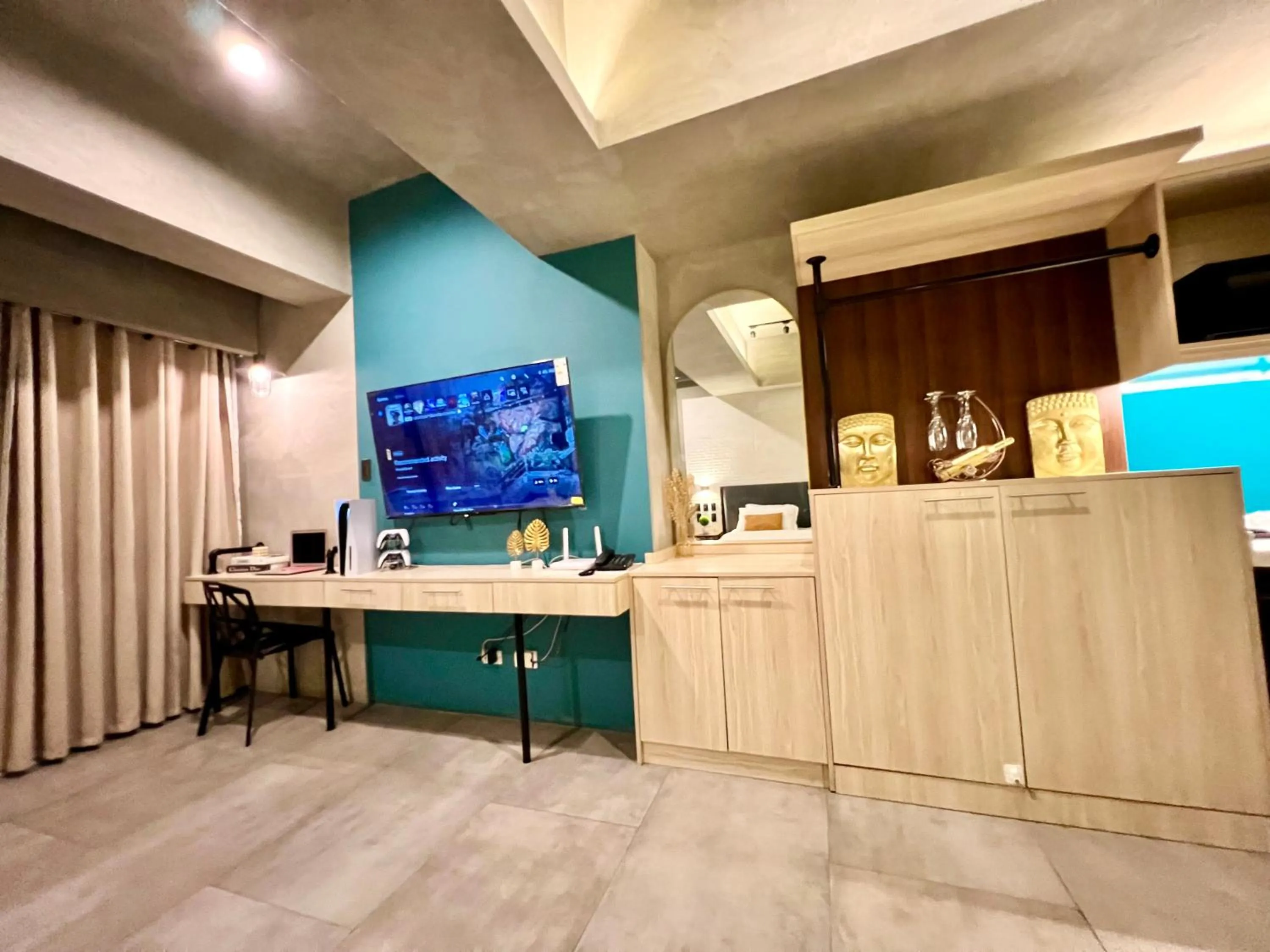 TV and multimedia in Cozy Spacious Hotel Type Condo with Smart TV and WiFi