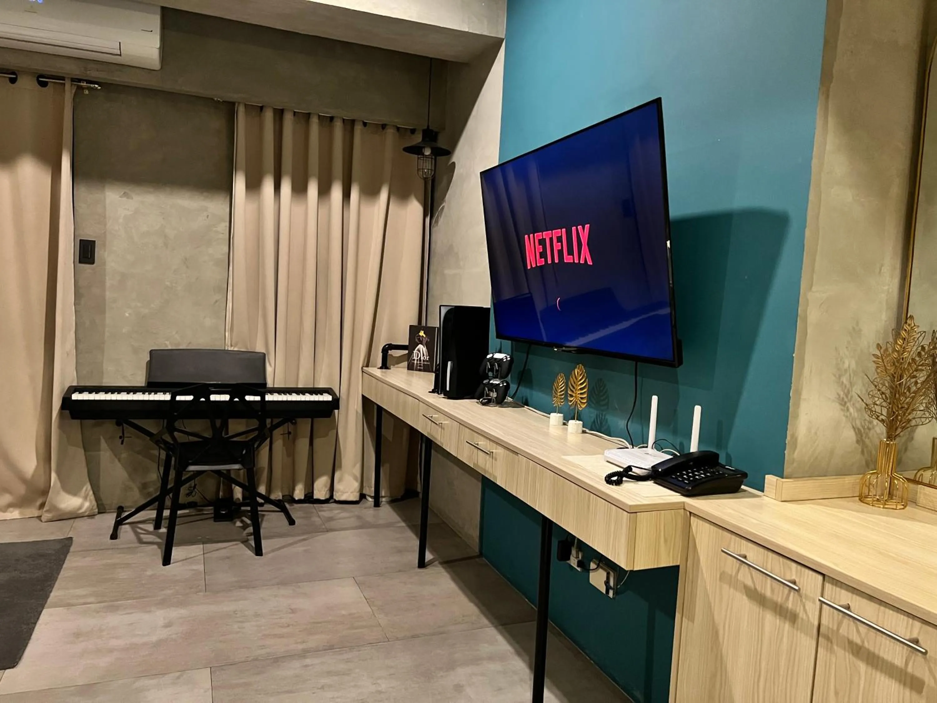 TV and multimedia in Cozy Spacious Hotel Type Condo with Smart TV and WiFi