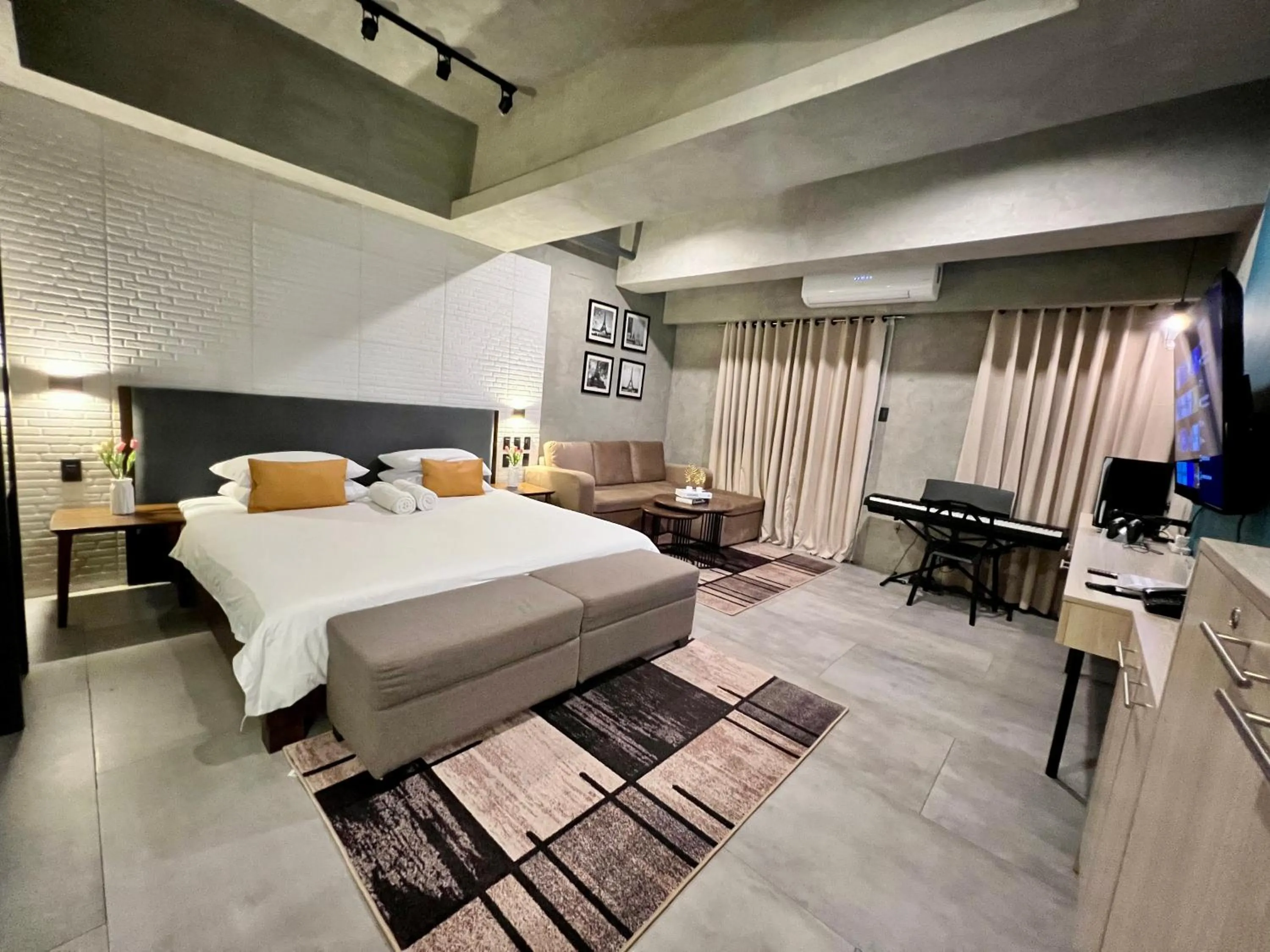 Bed in Cozy Spacious Hotel Type Condo with Smart TV and WiFi