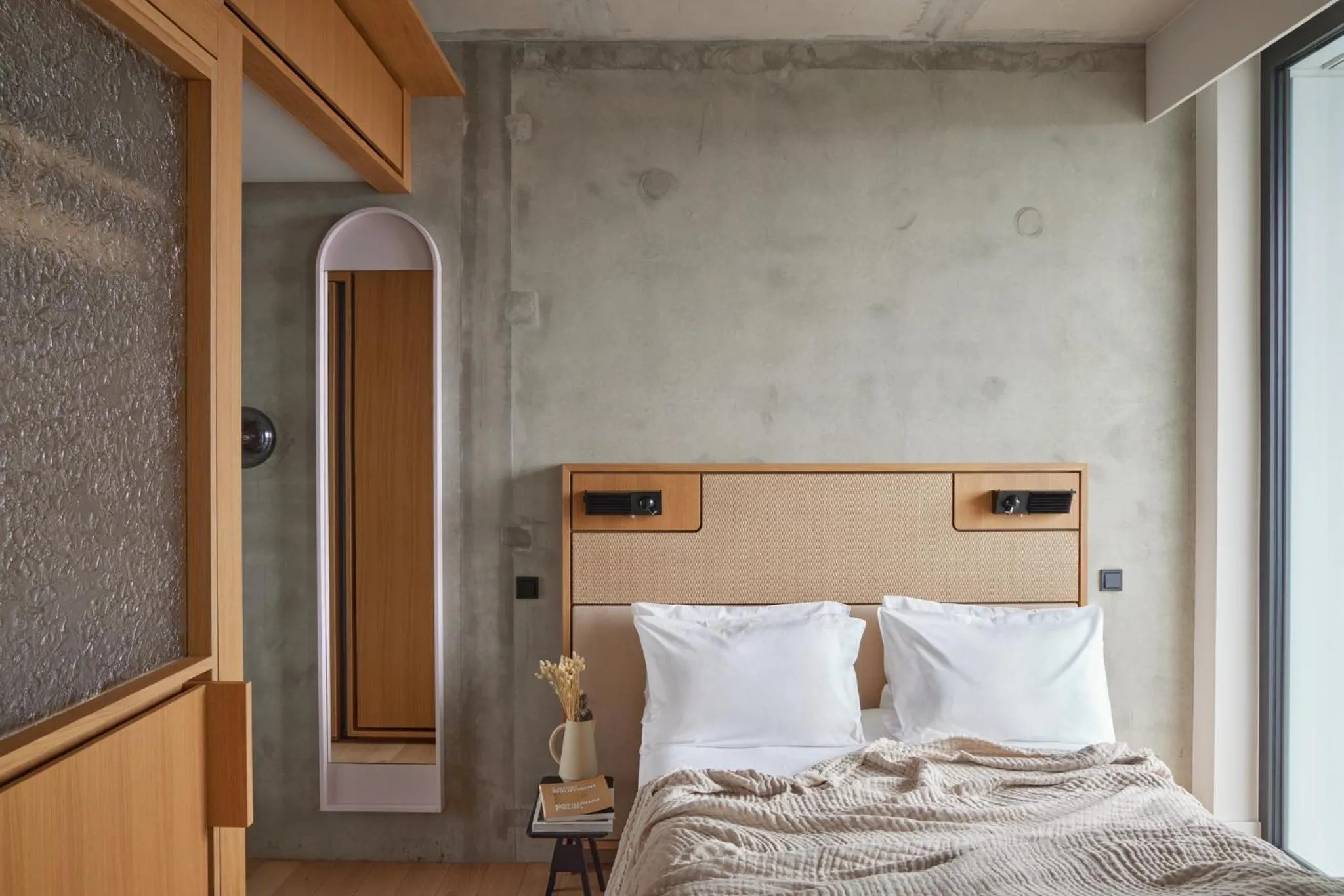 Property building, Bed in Locke at East Side Gallery