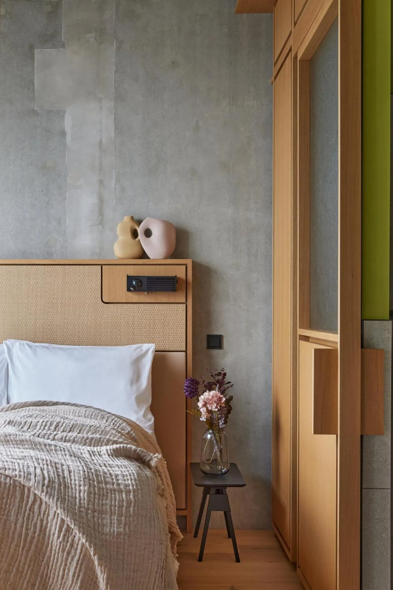 Property building, Bed in Locke at East Side Gallery