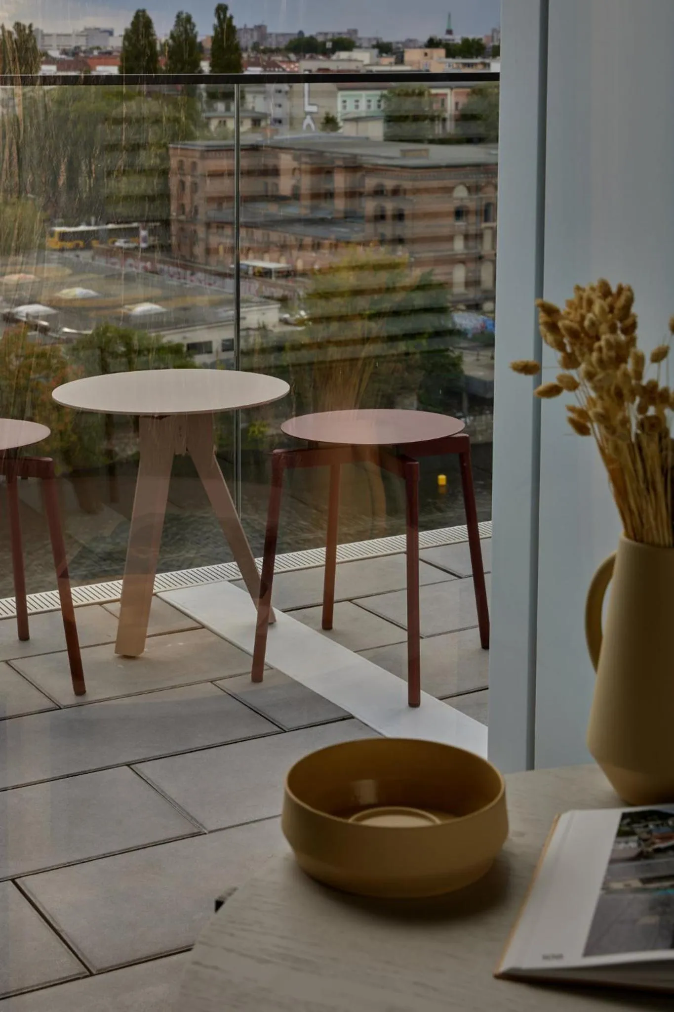 Photo of the whole room in Locke at East Side Gallery