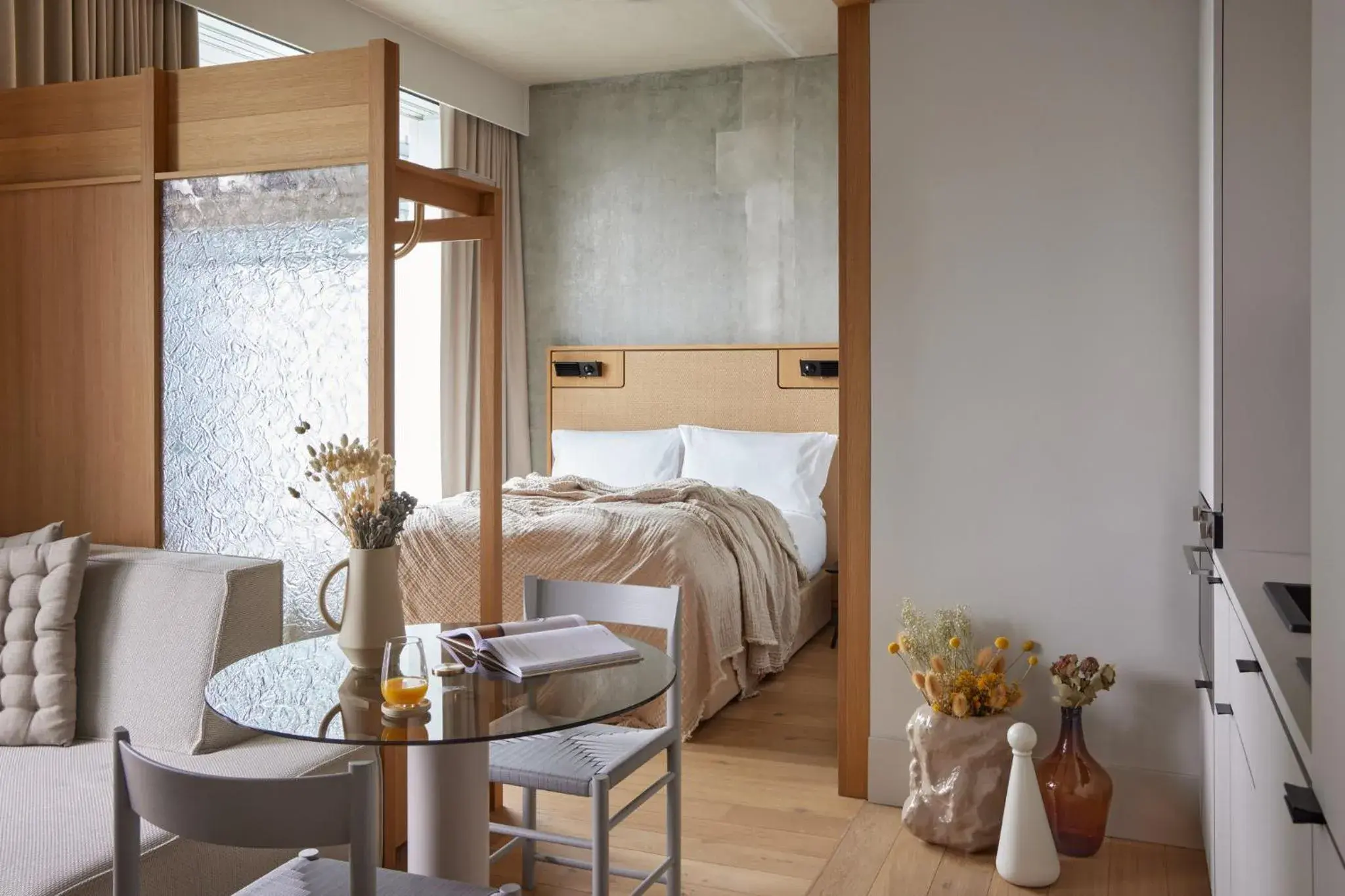 Photo of the whole room, Bed in Locke at East Side Gallery Photo of the whole room, Bed in Locke at East Side Gallery