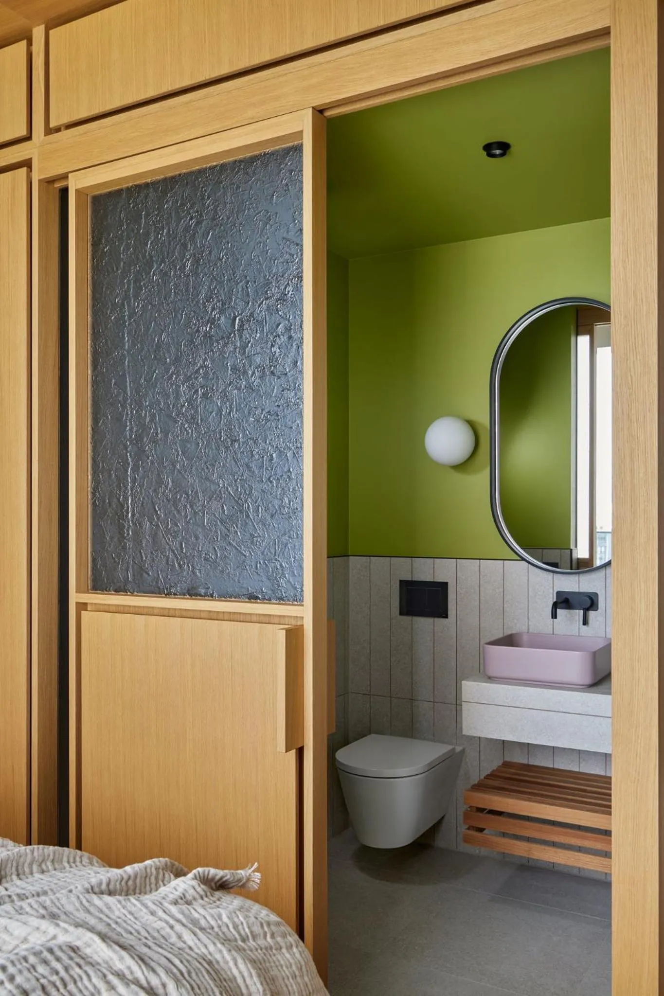 Photo of the whole room, Bed in Locke at East Side Gallery