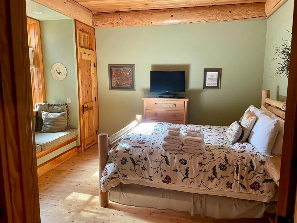 Bed in Cayuga Lodge South