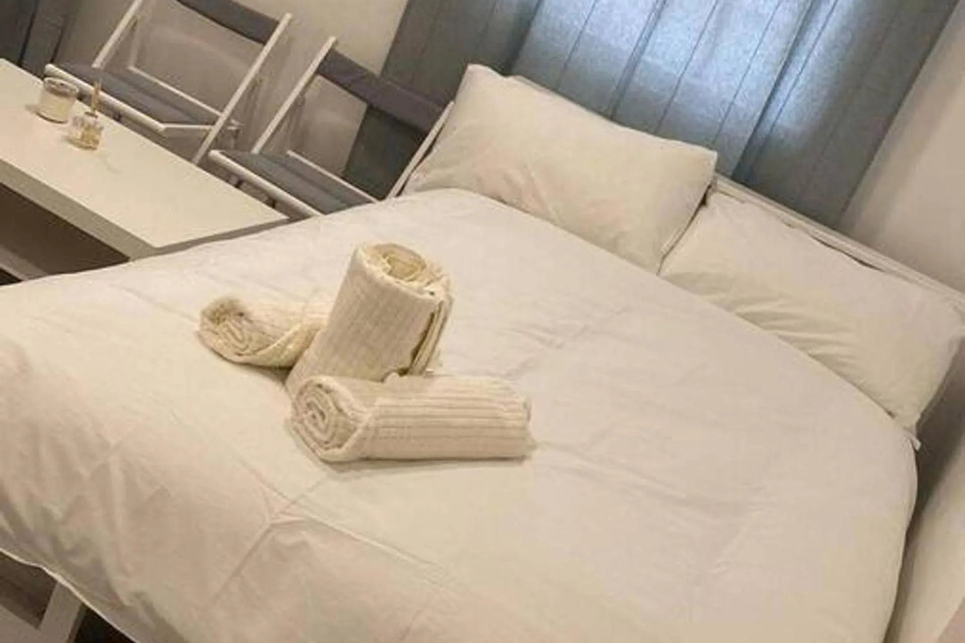 Bed in Studio- Sleeps 2-Pets Ok-Action Park and Stn Close