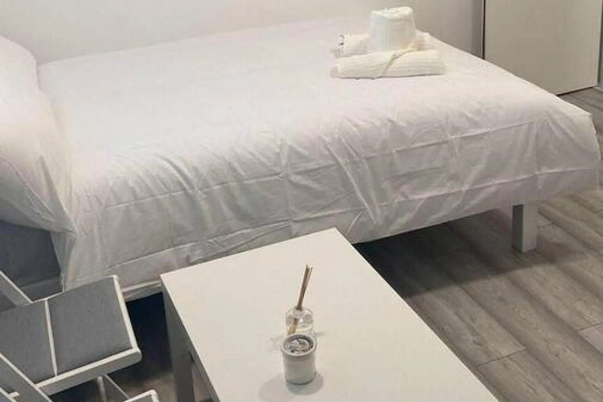 Bed in Studio- Sleeps 2-Pets Ok-Action Park and Stn Close