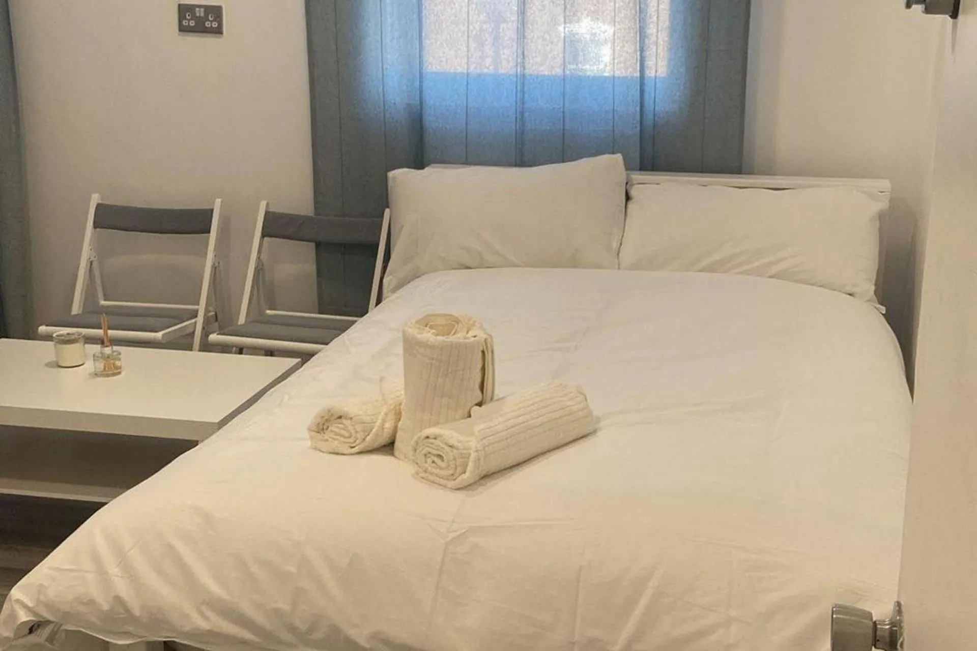 Bed in Studio- Sleeps 2-Pets Ok-Action Park and Stn Close