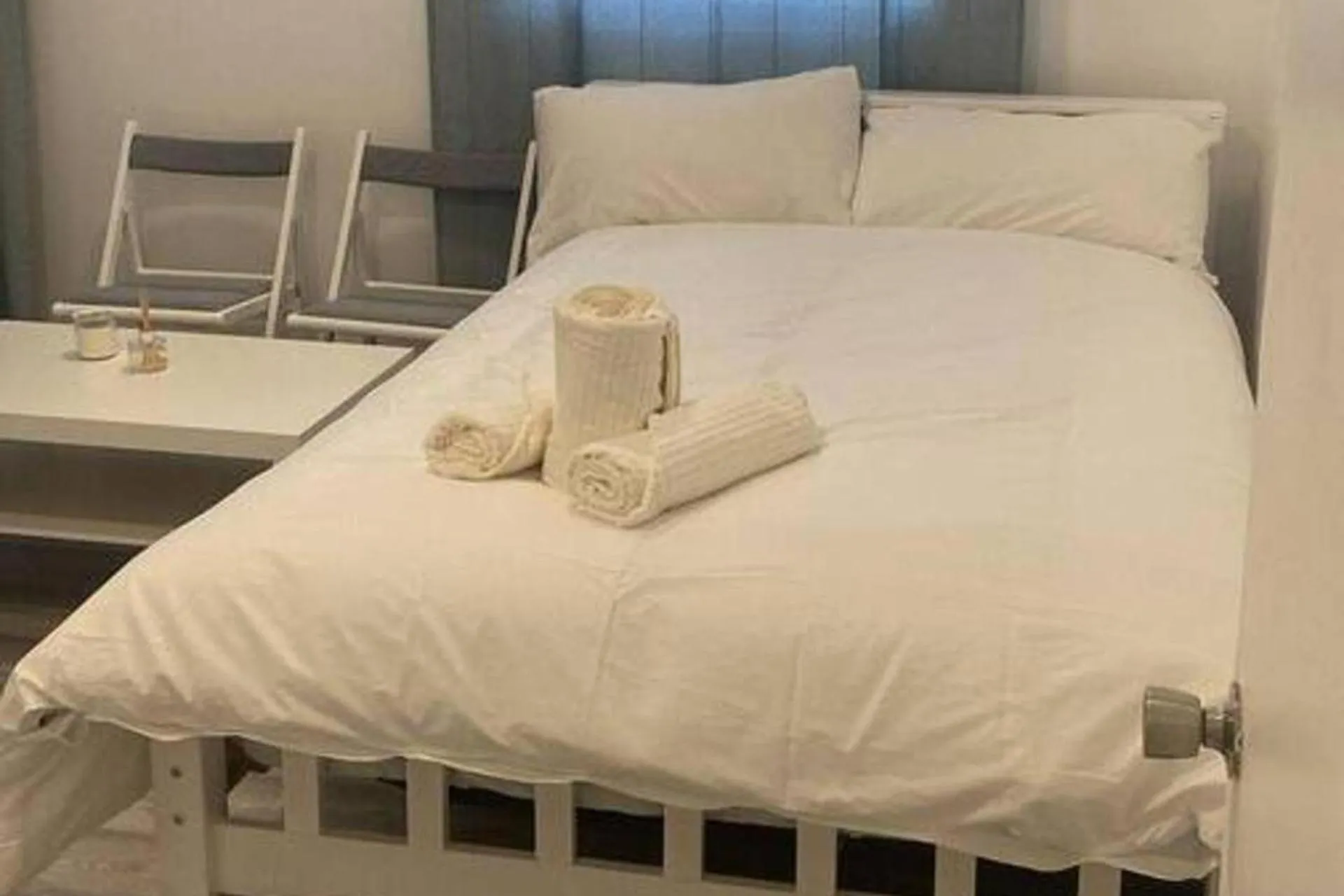Bed in Studio- Sleeps 2-Pets Ok-Action Park and Stn Close