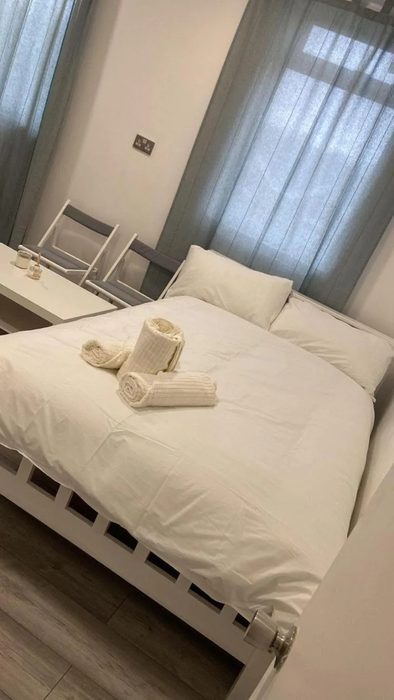 Bed in Studio- Sleeps 2-Pets Ok-Action Park and Stn Close