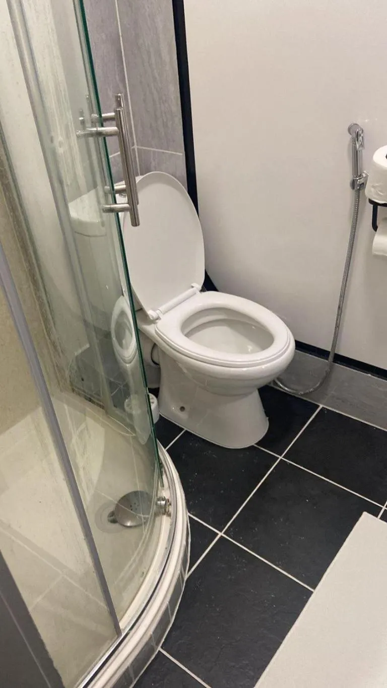 Bathroom in Studio- Sleeps 2-Pets Ok-Action Park and Stn Close