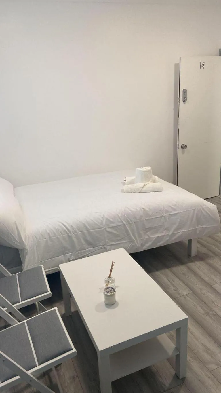 Bed in Studio- Sleeps 2-Pets Ok-Action Park and Stn Close