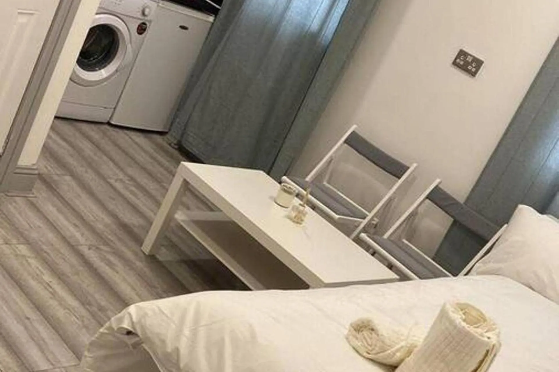 Bed in Studio- Sleeps 2-Pets Ok-Action Park and Stn Close