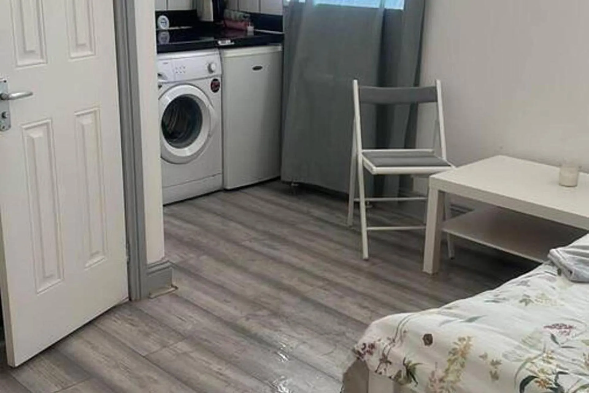 Bed in Studio- Sleeps 2-Pets Ok-Action Park and Stn Close
