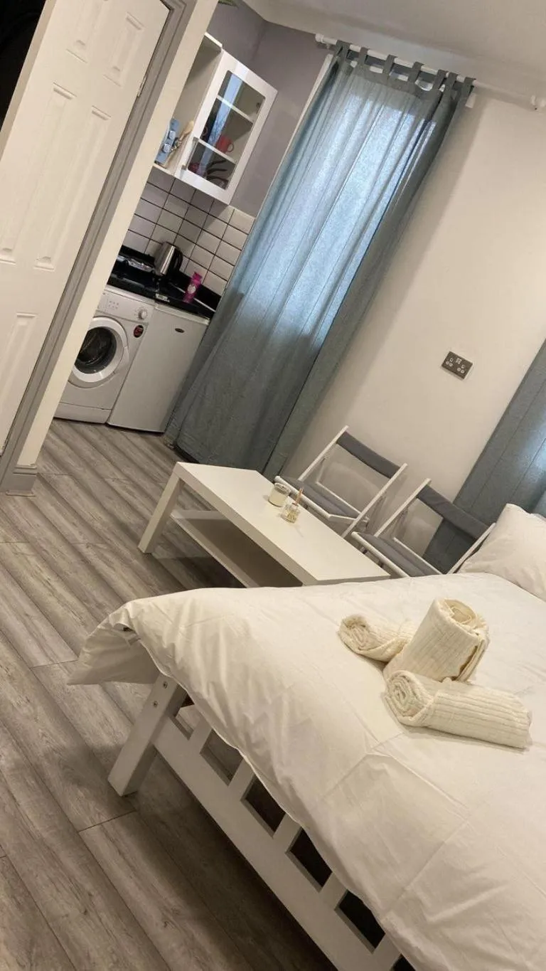 Bed in Studio- Sleeps 2-Pets Ok-Action Park and Stn Close
