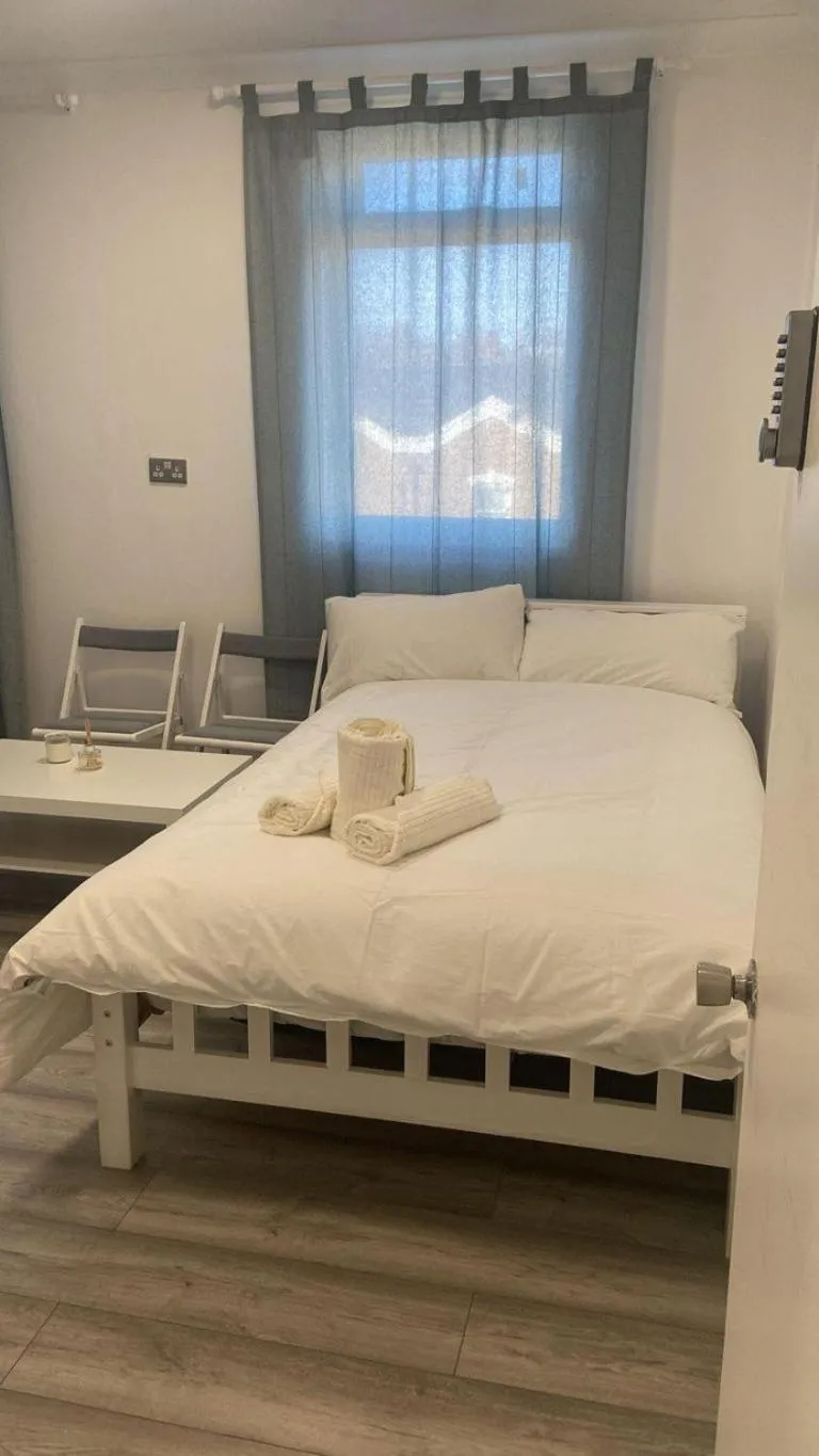 Bed in Studio- Sleeps 2-Pets Ok-Action Park and Stn Close