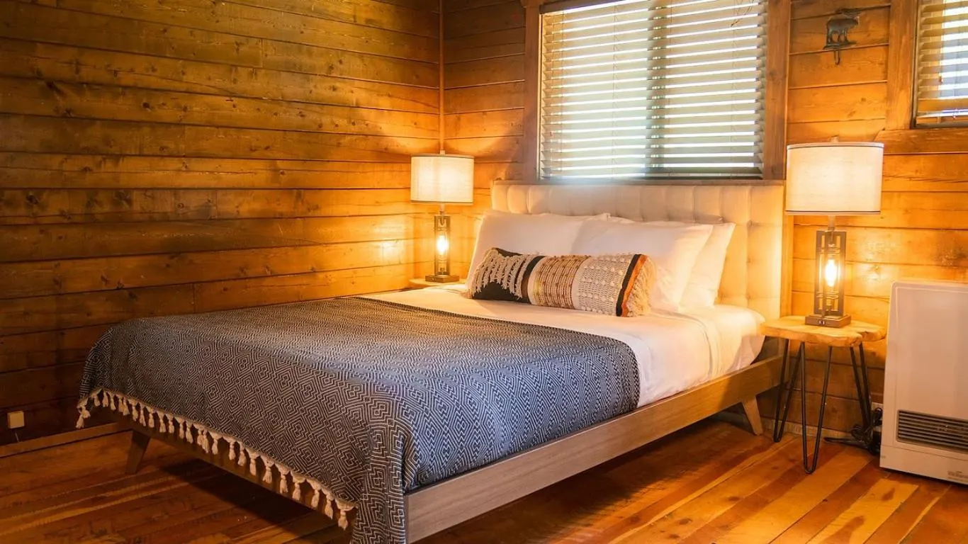 Bed in High Creek Lodge and Cabins
