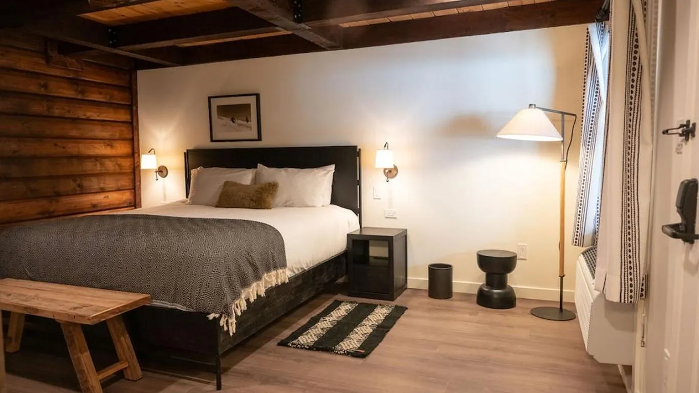 Bed in High Creek Lodge and Cabins