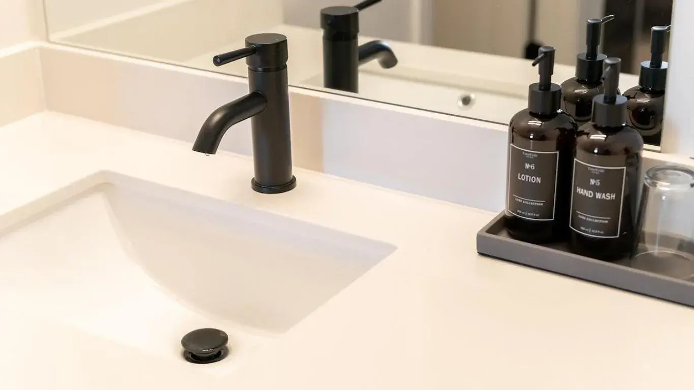 Queen Room in High Creek Lodge and Cabins Queen Room in High Creek Lodge and Cabins