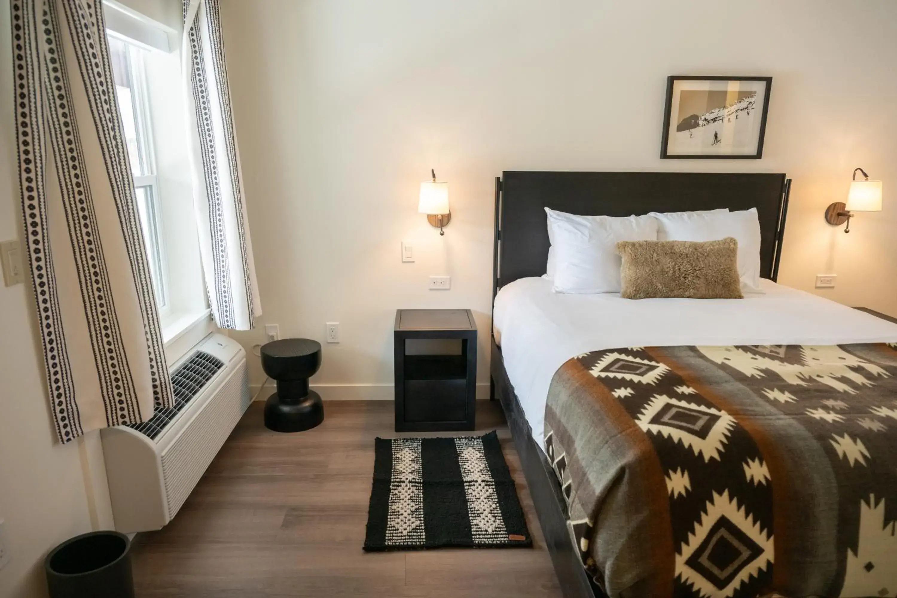 Standard Queen Room in High Creek Lodge and Cabins Standard Queen Room in High Creek Lodge and Cabins