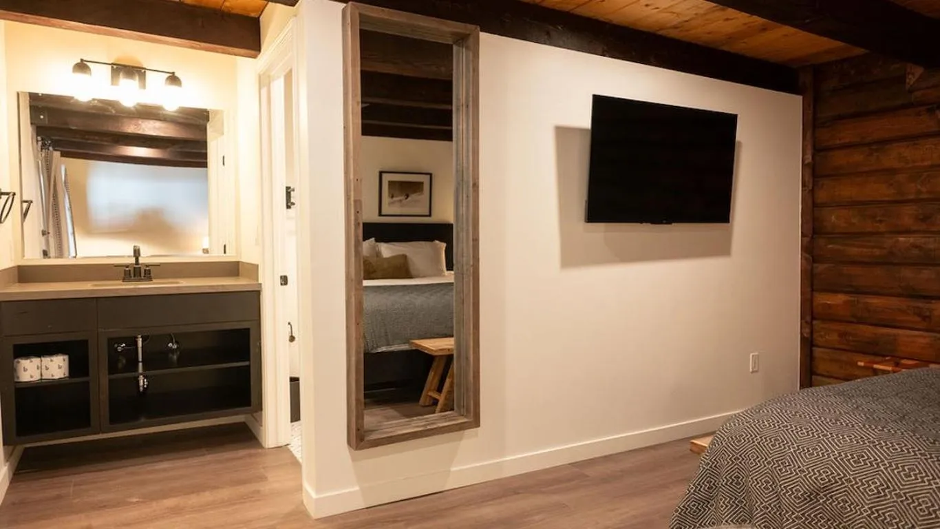 Bed in High Creek Lodge and Cabins