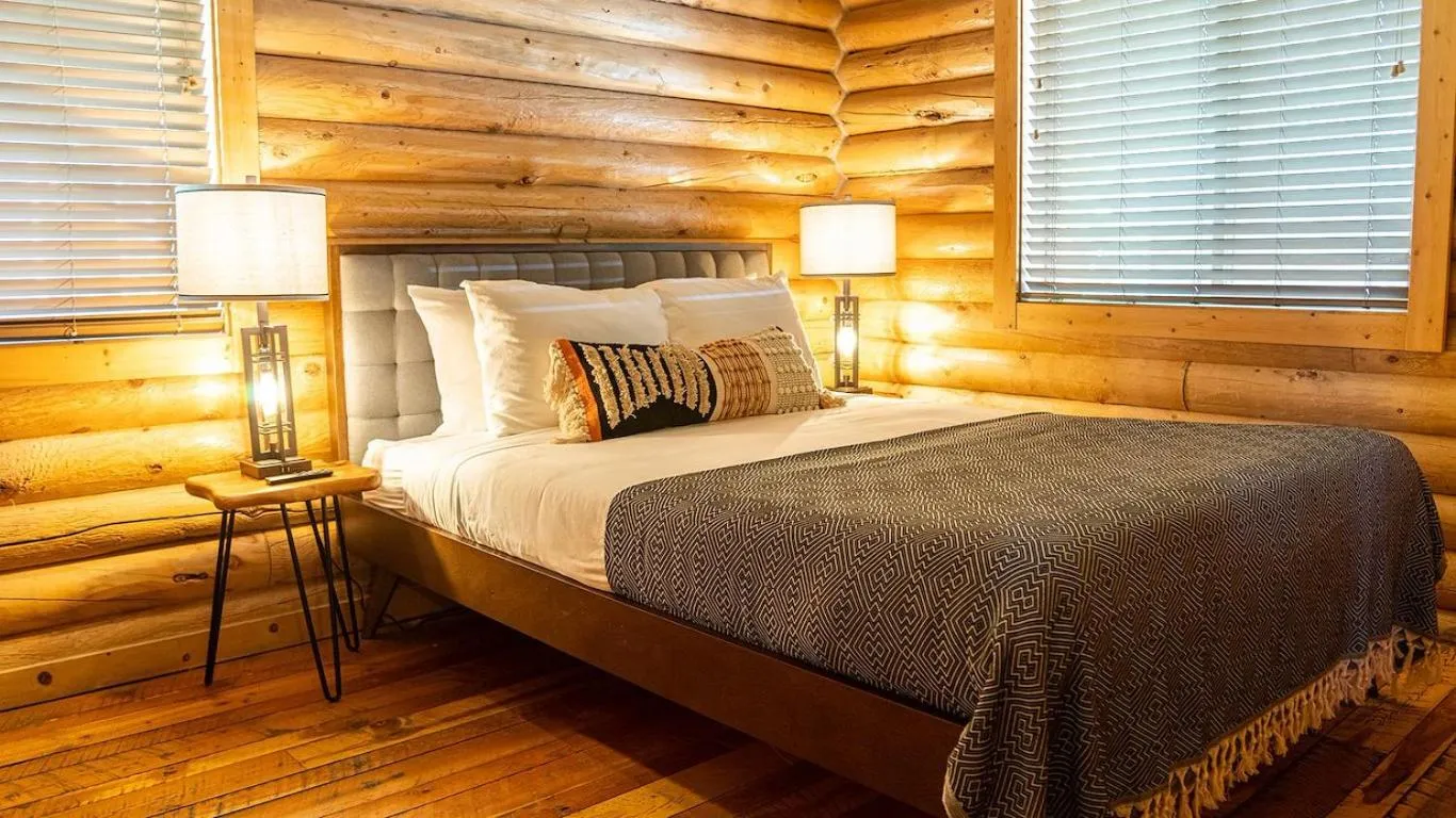Bed in High Creek Lodge and Cabins