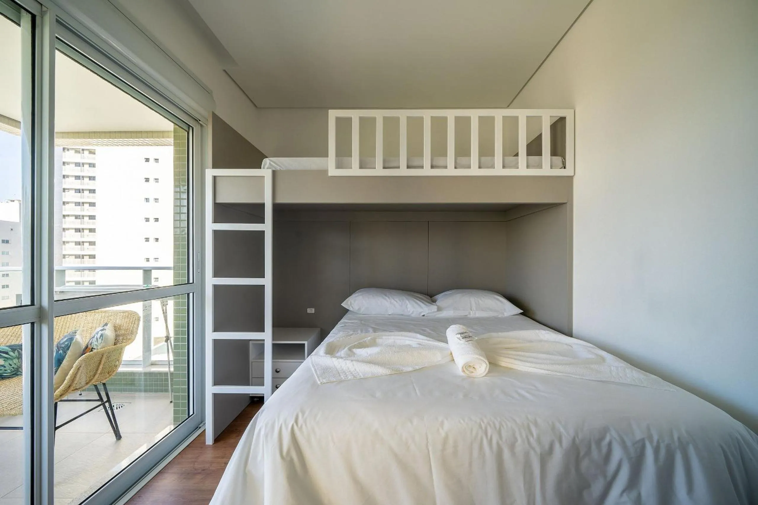 Bedroom, Bed in Apto charmoso c/ varanda a 150m da praia ABC0403